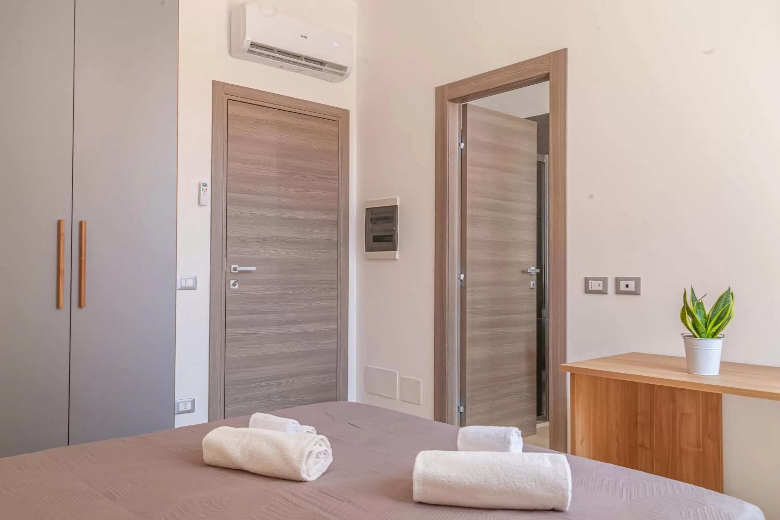 Photo of the whole room, Bed in Isgrò Rooms