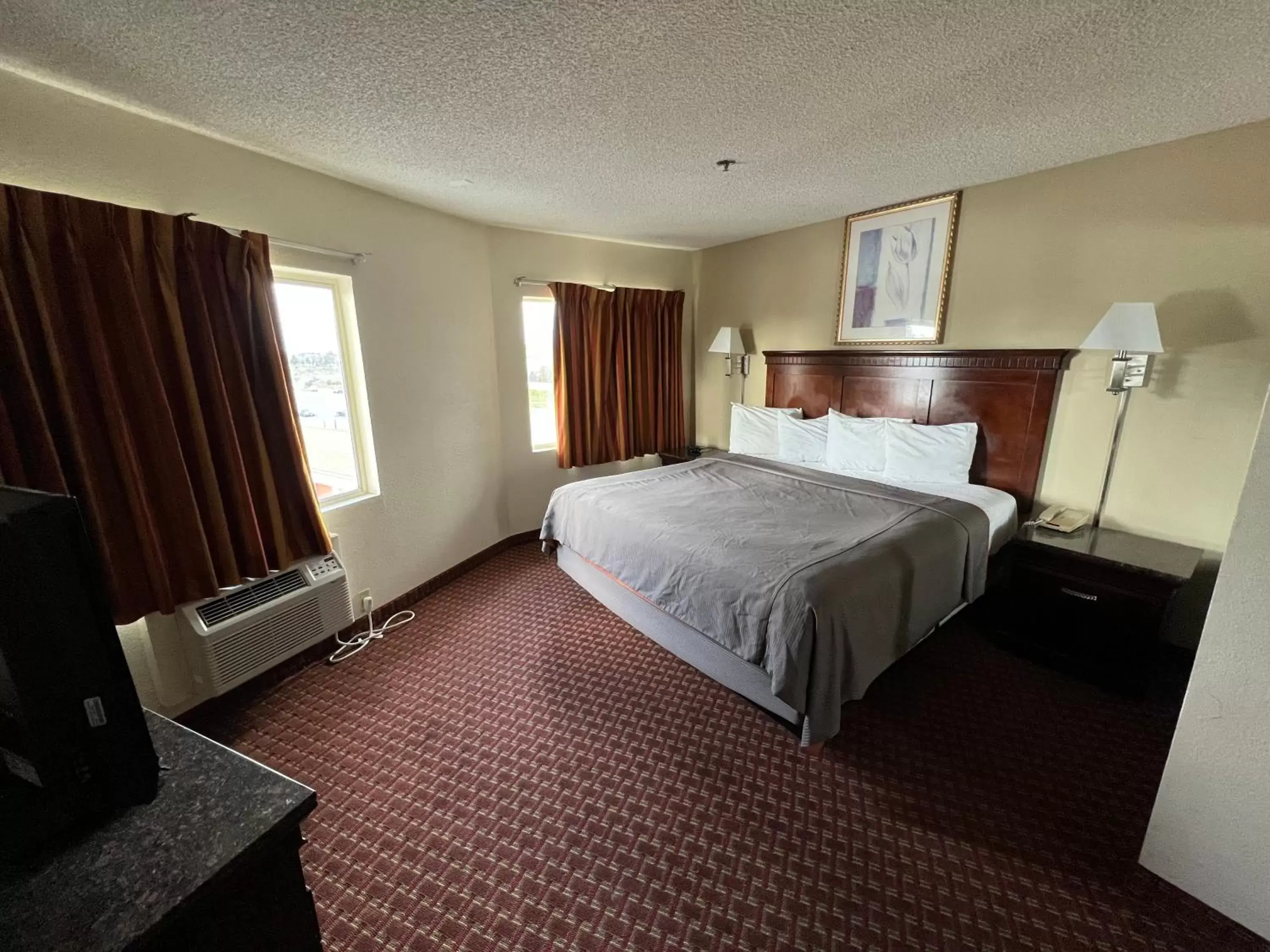 Bed in Days Inn & Suites by Wyndham Rancho Cordova