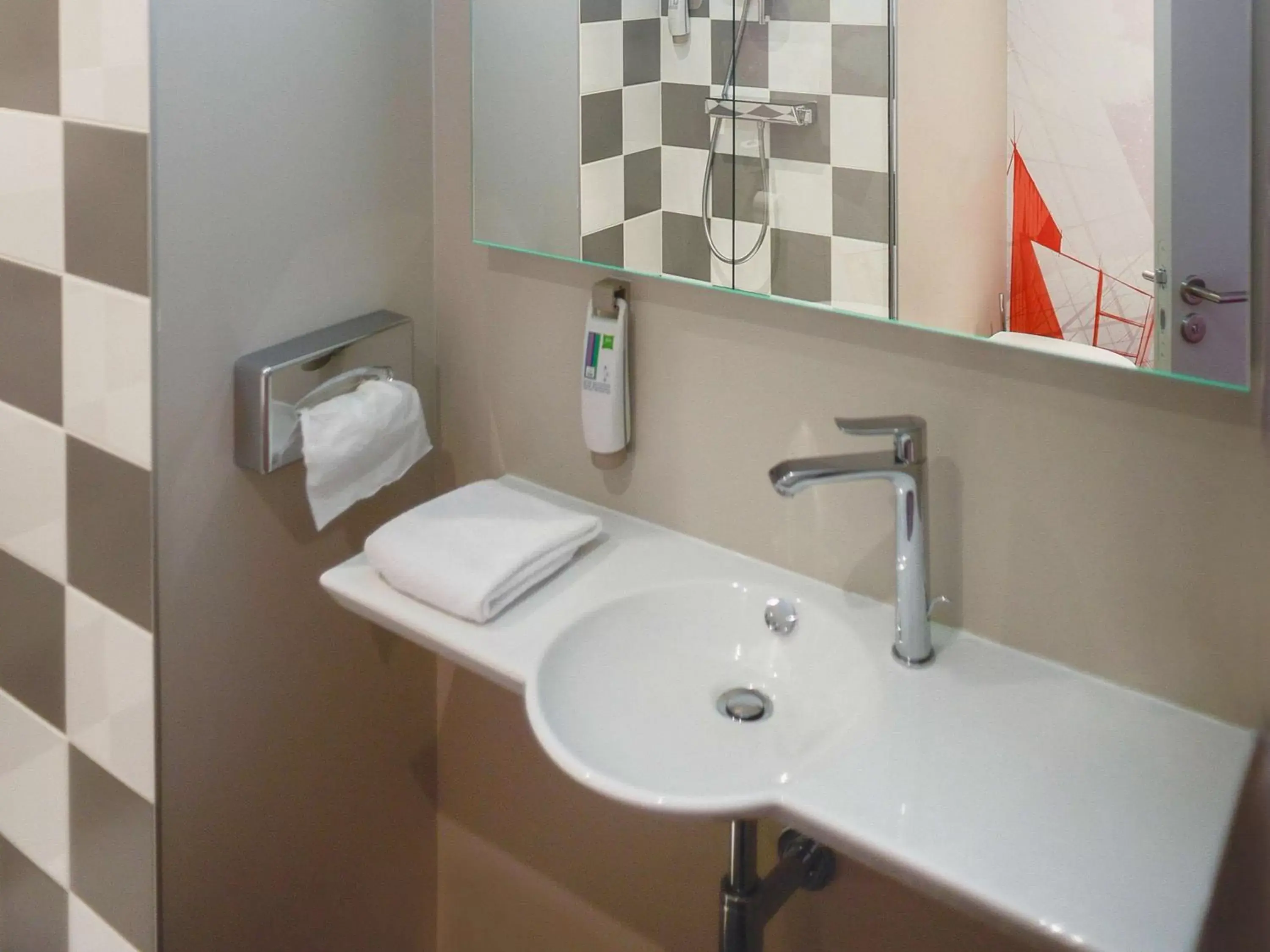 Bathroom in ibis Styles Poitiers Centre Bathroom in ibis Styles Poitiers Centre