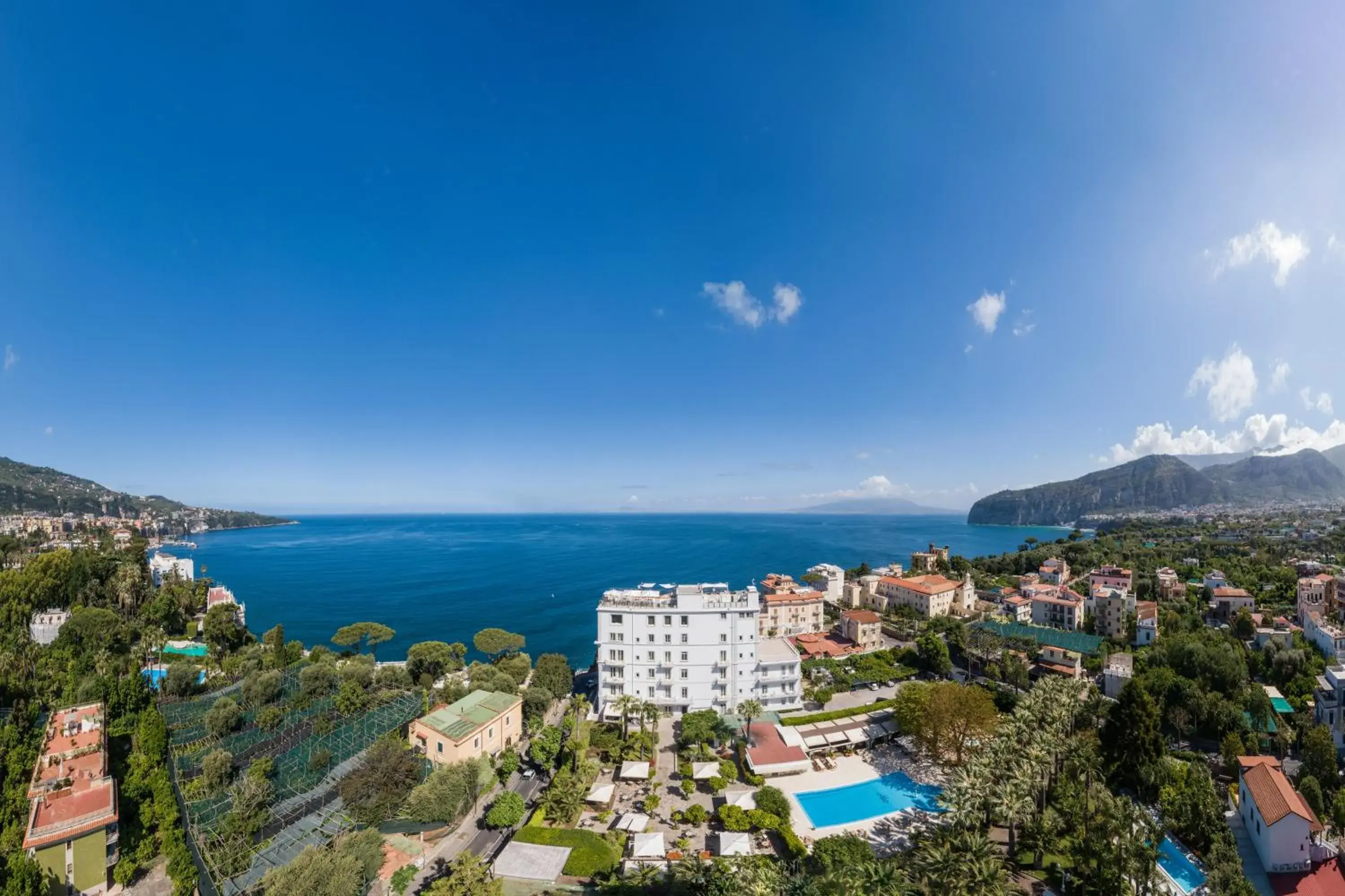 Bird's eye view, Bird's-eye View in Hotel Mediterraneo
