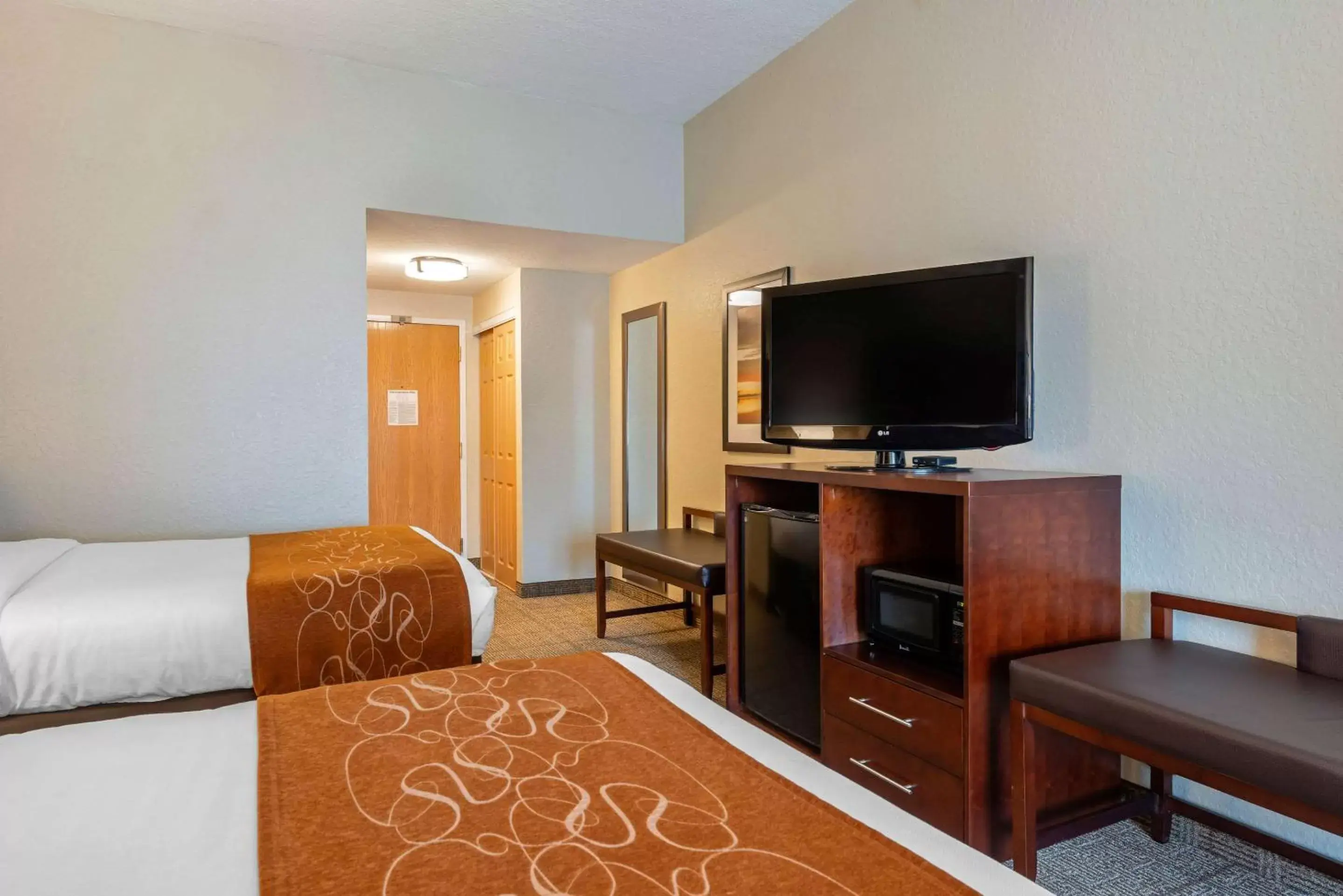 Photo of the whole room, TV/Entertainment Center in Comfort Suites Downtown