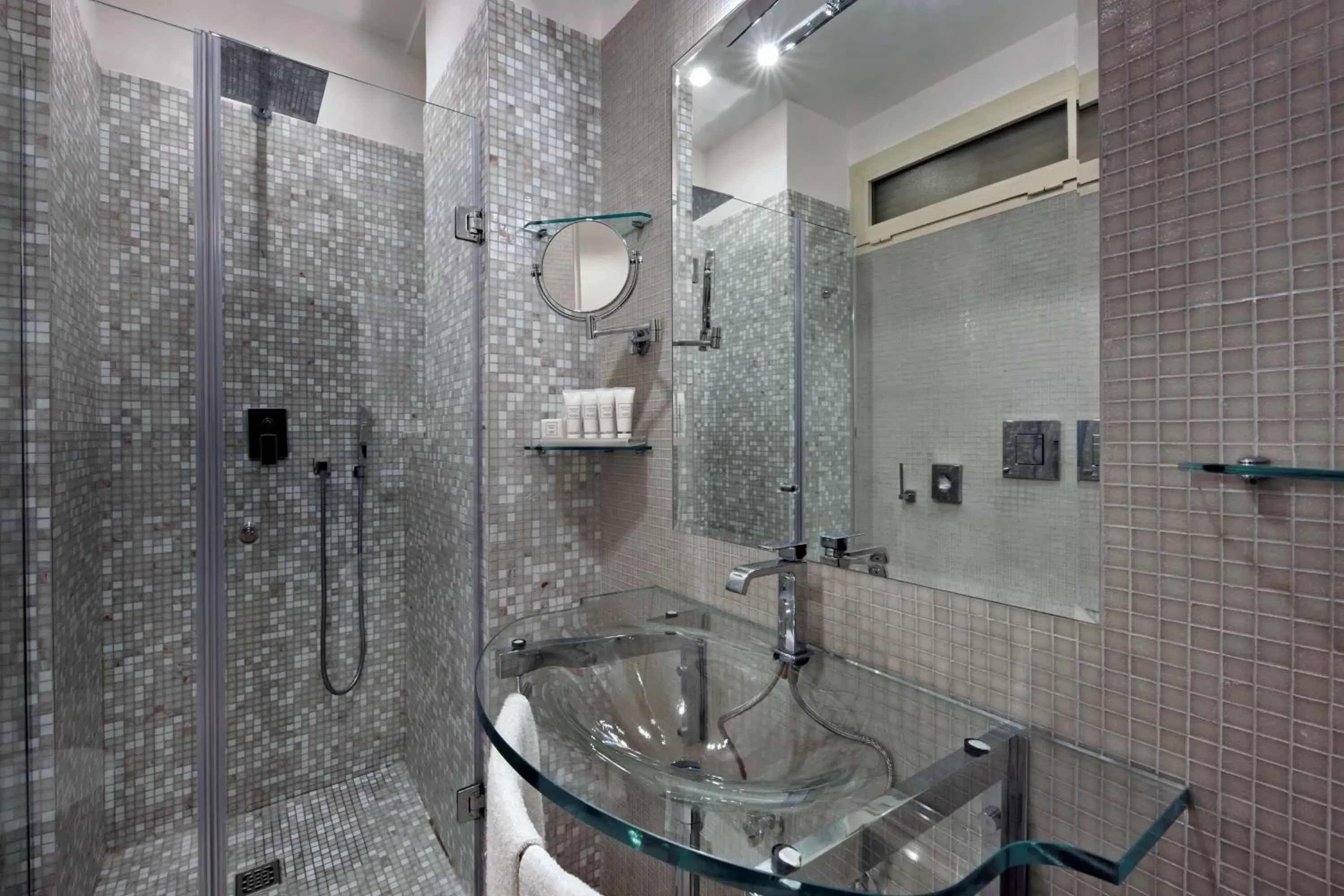 Shower, Bathroom in BW Signature Collection Hotel Paradiso
