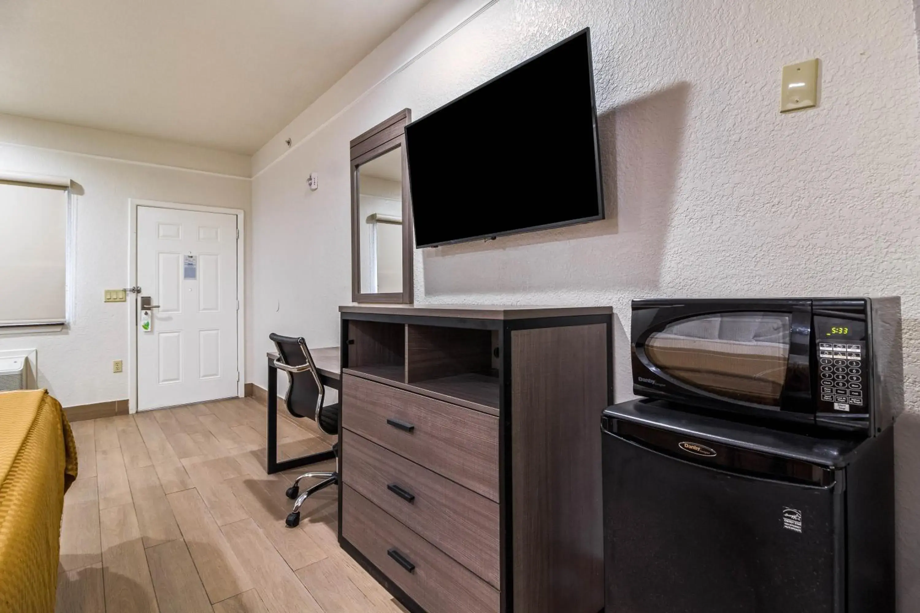 Bedroom, TV/Entertainment Center in Scottish Inn and Suites Baytown