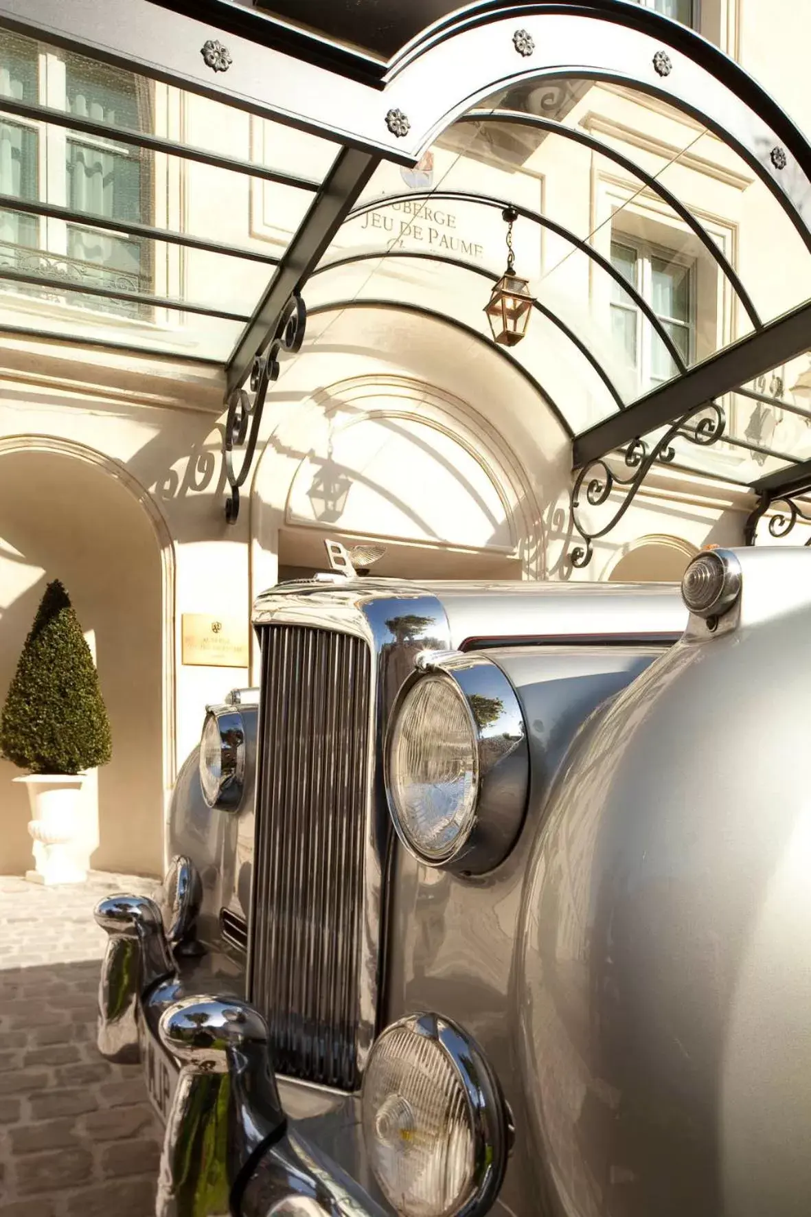 Facade/entrance in Auberge du Jeu de Paume