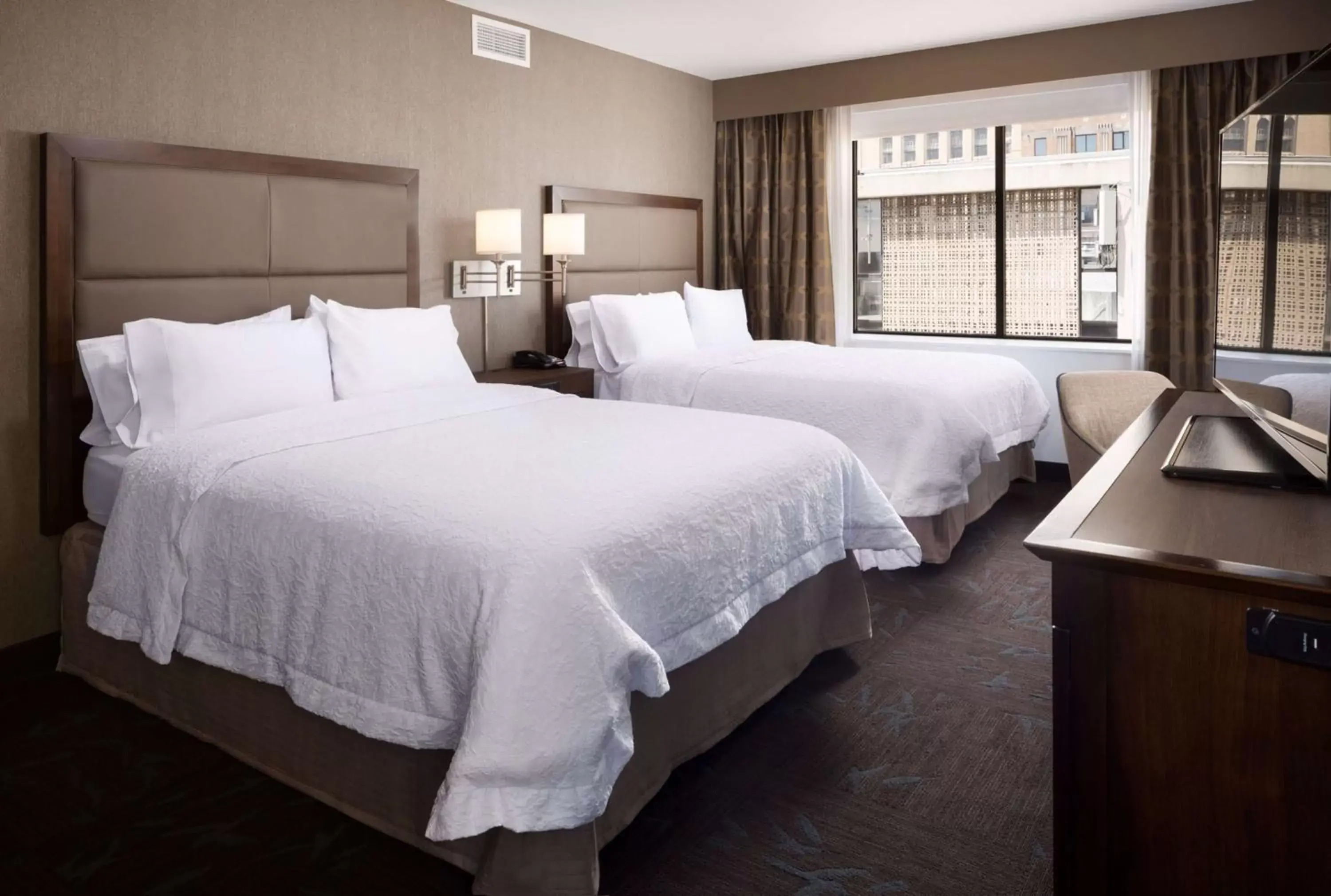 Bed in Hampton Inn & Suites Dallas Downtown