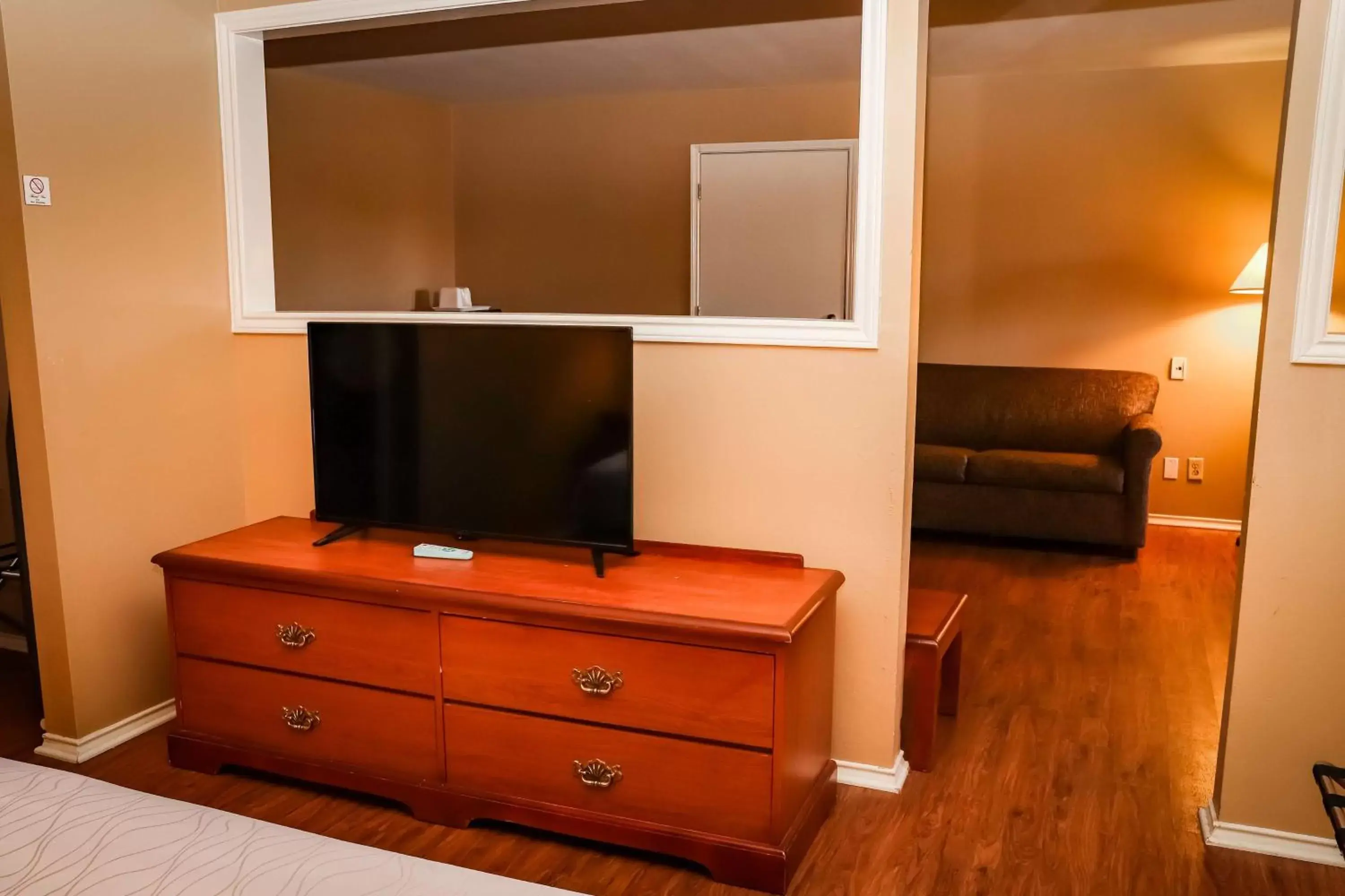 Communal lounge/ TV room, TV/Entertainment Center in SureStay Hotel by Best Western Sonora