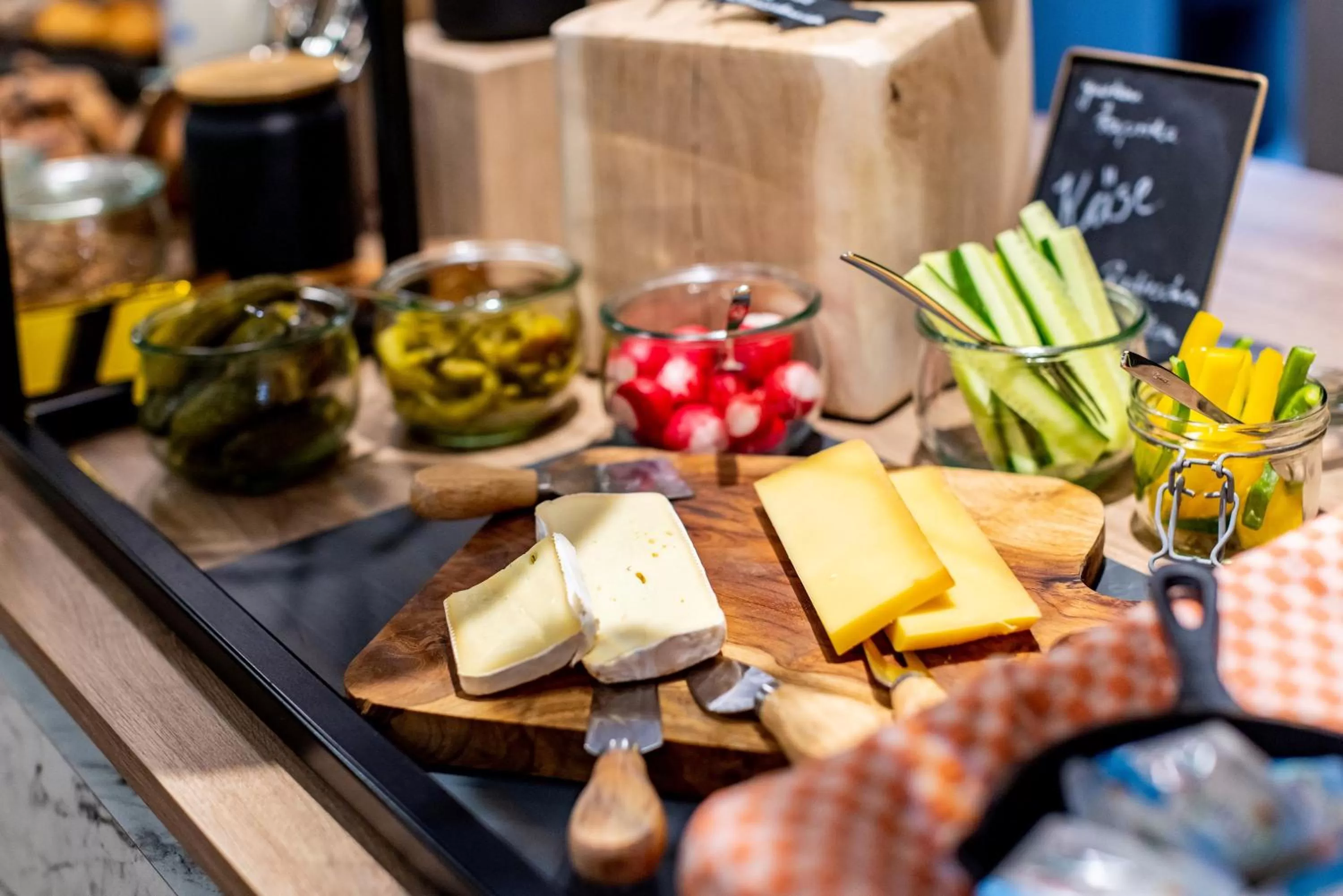 Buffet breakfast in BOLLWERK Lifestyle Hotel, automatisiertes Hotel mit Self Check In