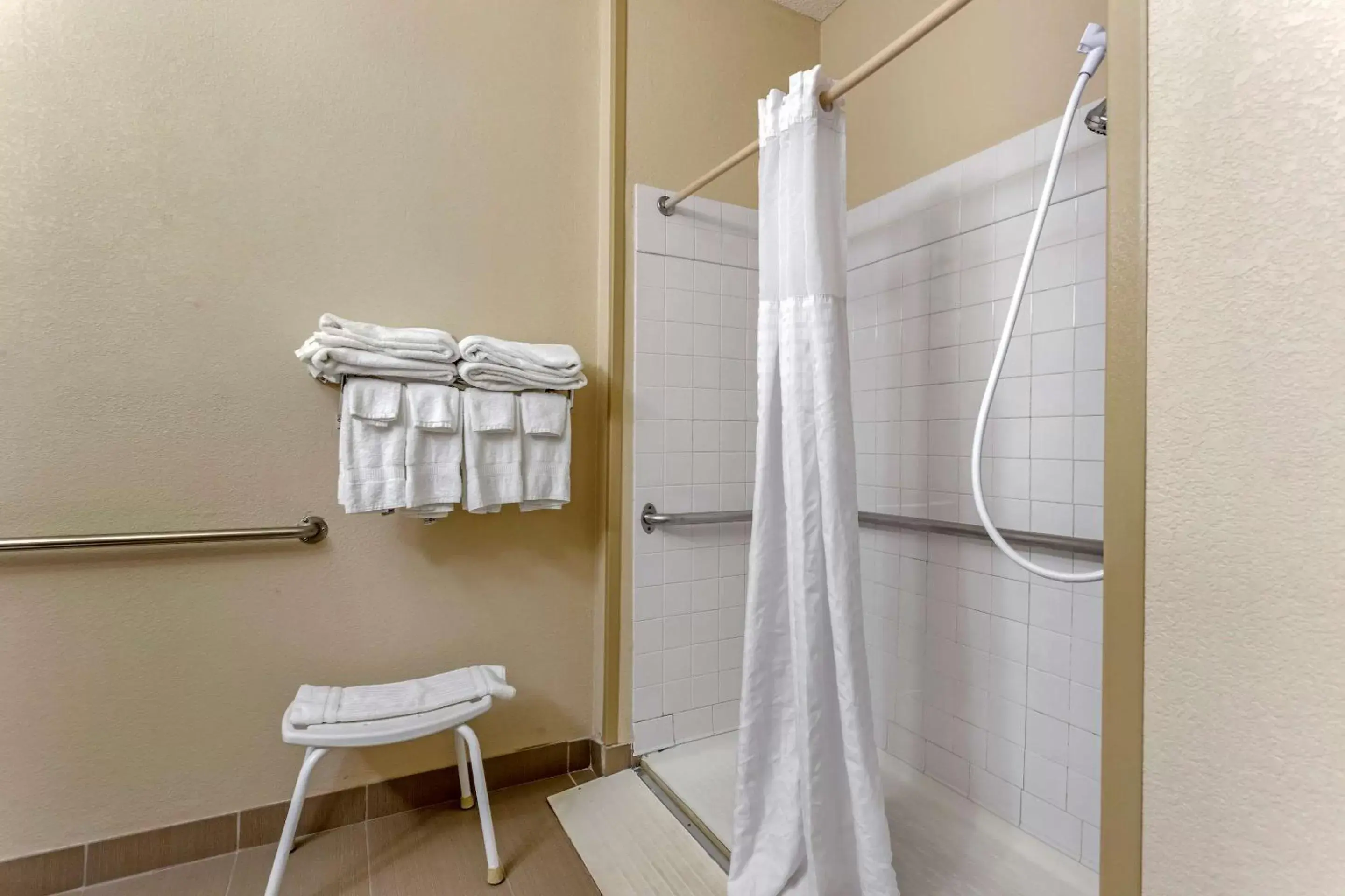Bathroom in Comfort Inn Gurnee near Six Flags