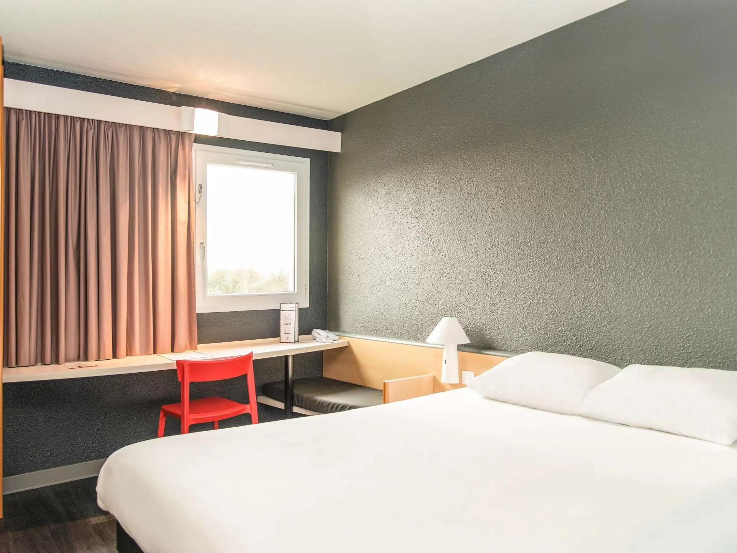 Photo of the whole room, Bed in ibis Falaise Coeur de Normandie