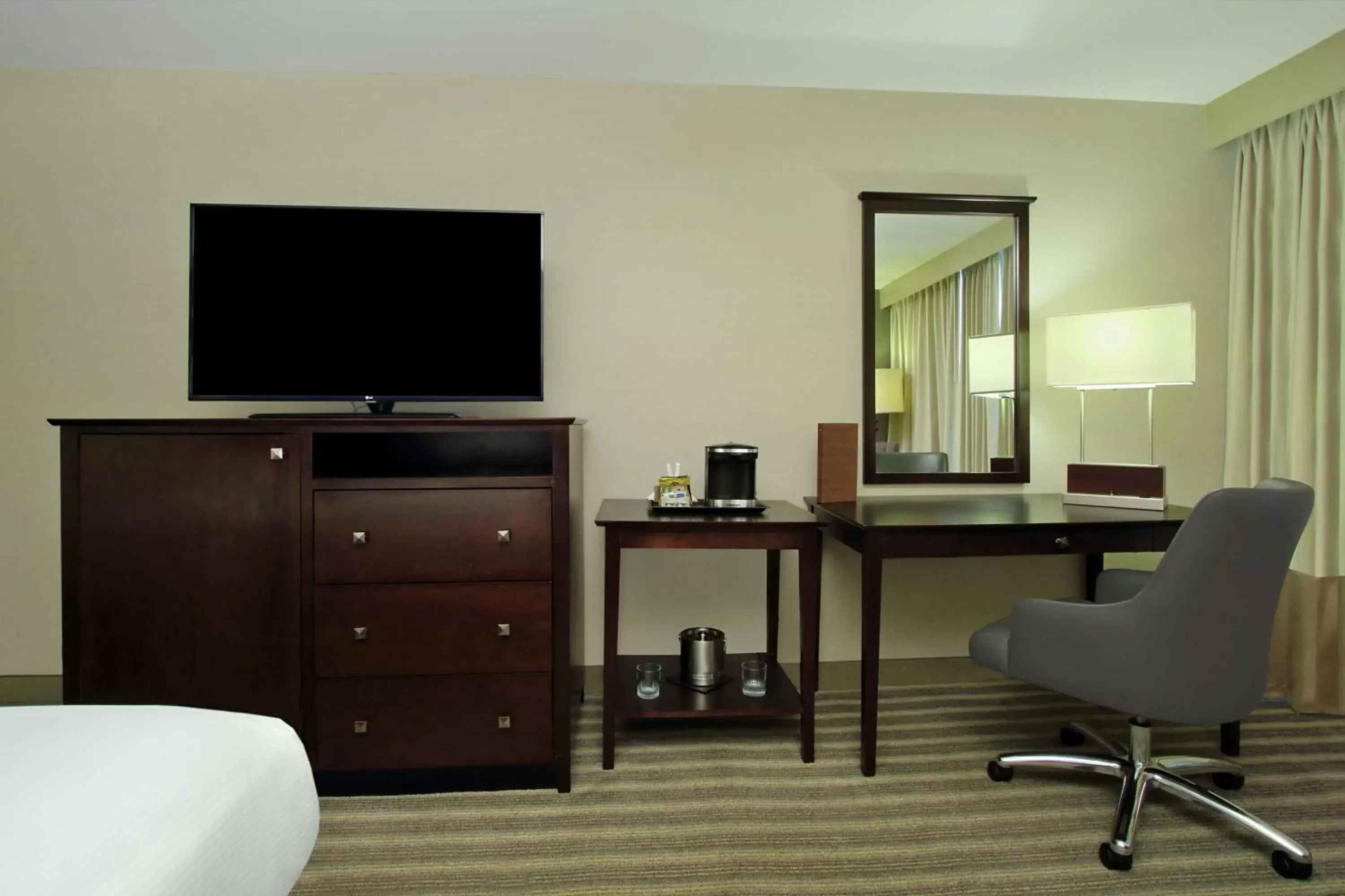 Bedroom, TV/Entertainment Center in Doubletree by Hilton Newark