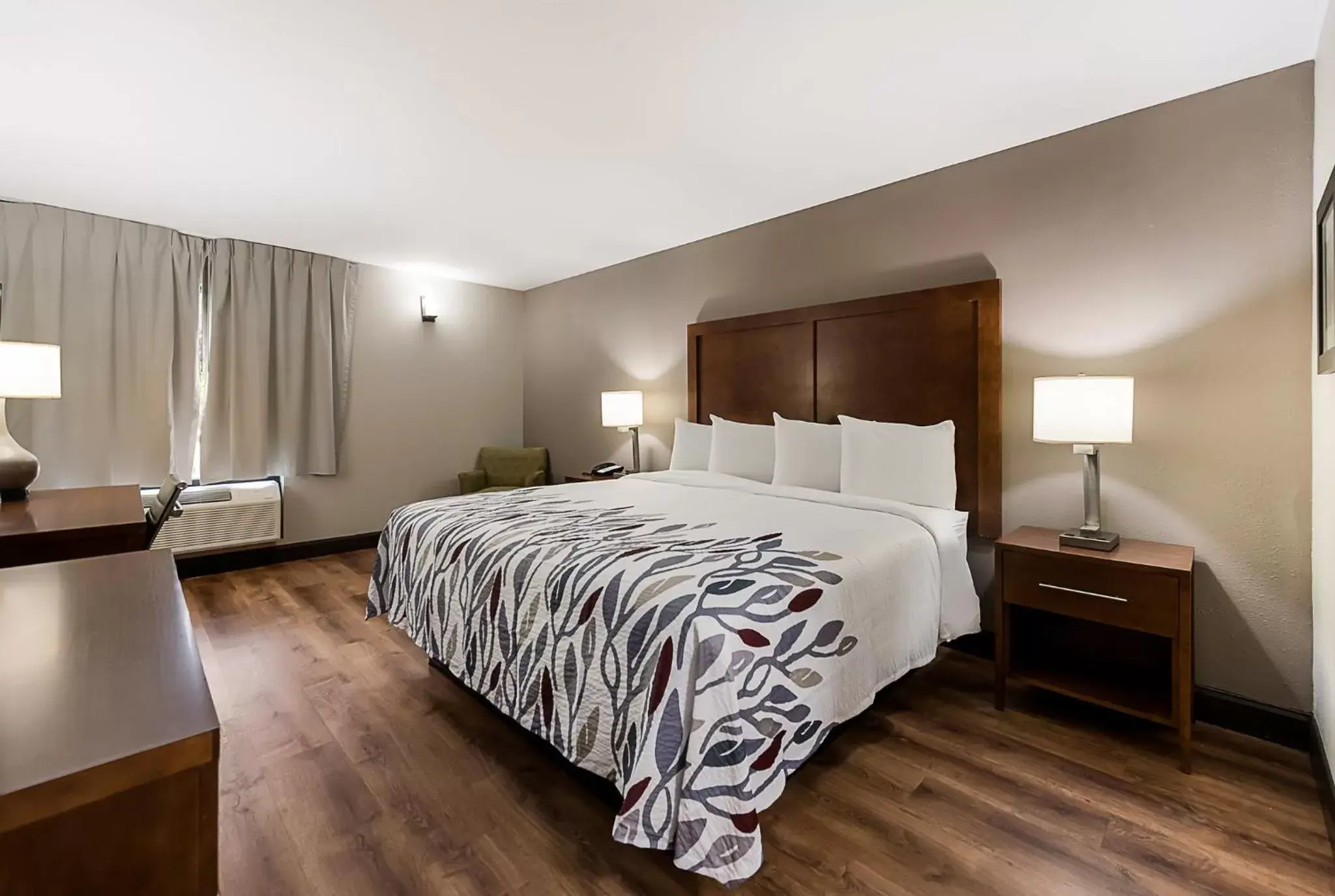 Deluxe King Room Disability Access Non-Smoking in Red Roof Inn Newport News - Yorktown Deluxe King Room Disability Access Non-Smoking in Red Roof Inn Newport News - Yorktown