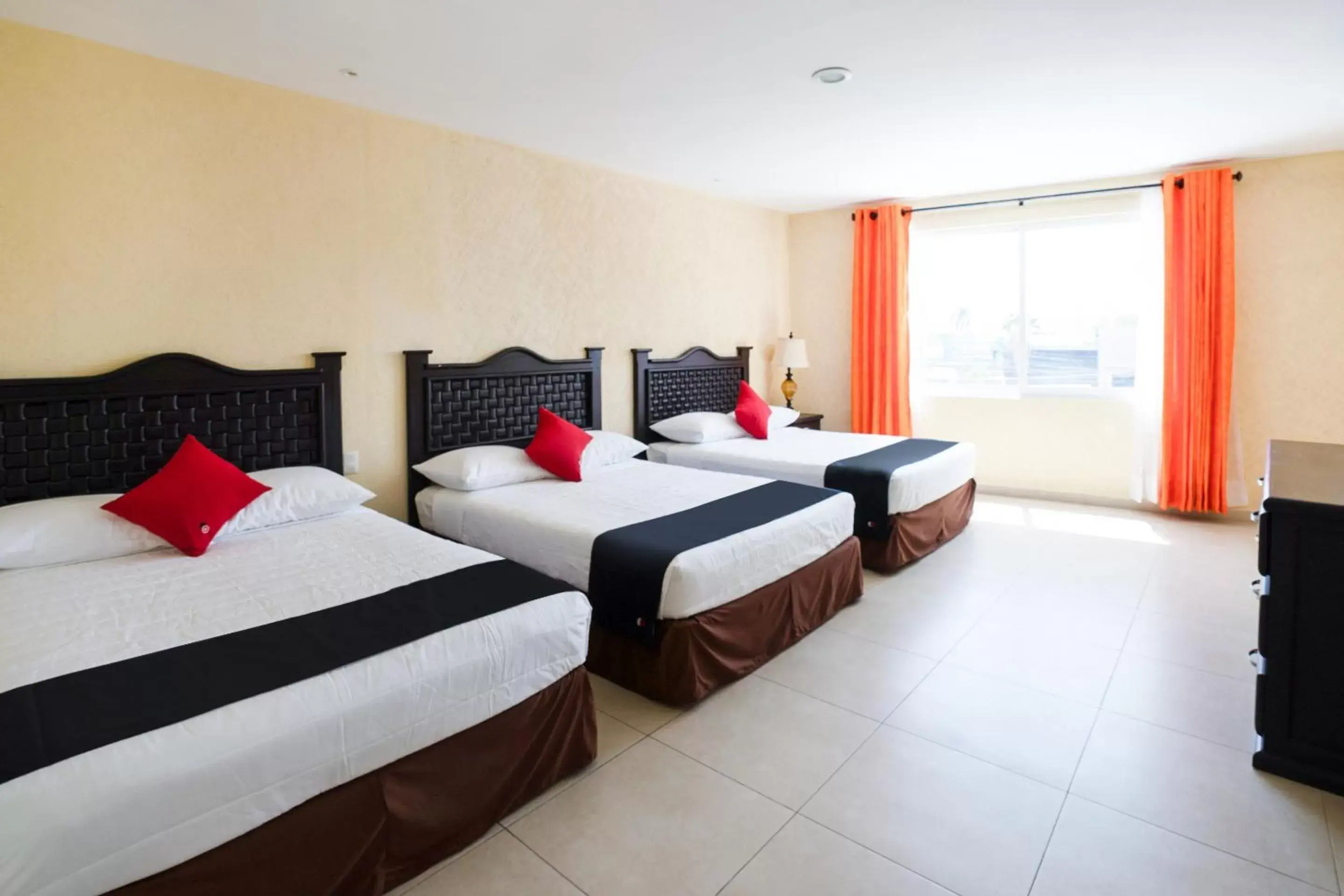Bedroom, Bed in Capital O Hotel Los Caracoles, Acapulco