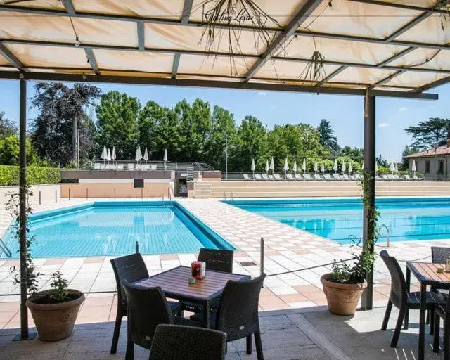 Restaurant/places to eat, Swimming Pool in CASABELLA-LAGO MAGGIORE