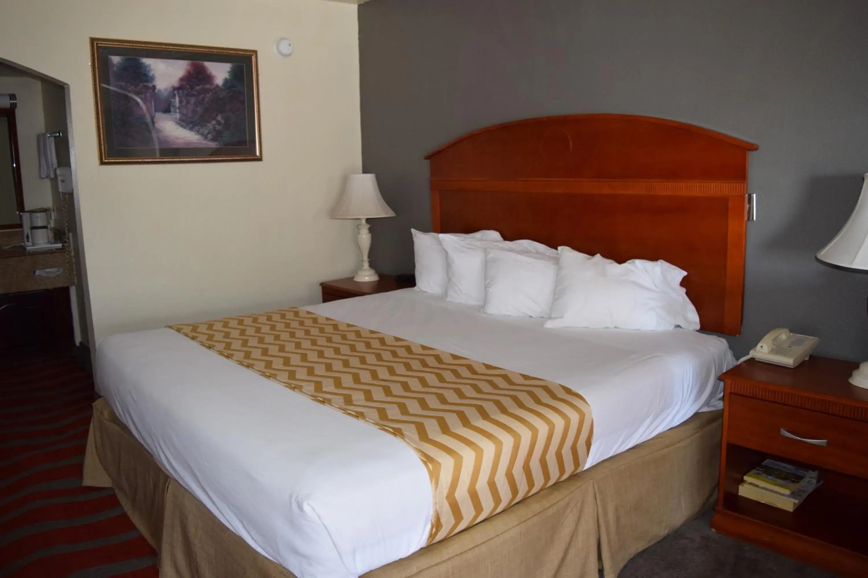 Bed in Travelodge Inn & Suites by Wyndham Norman