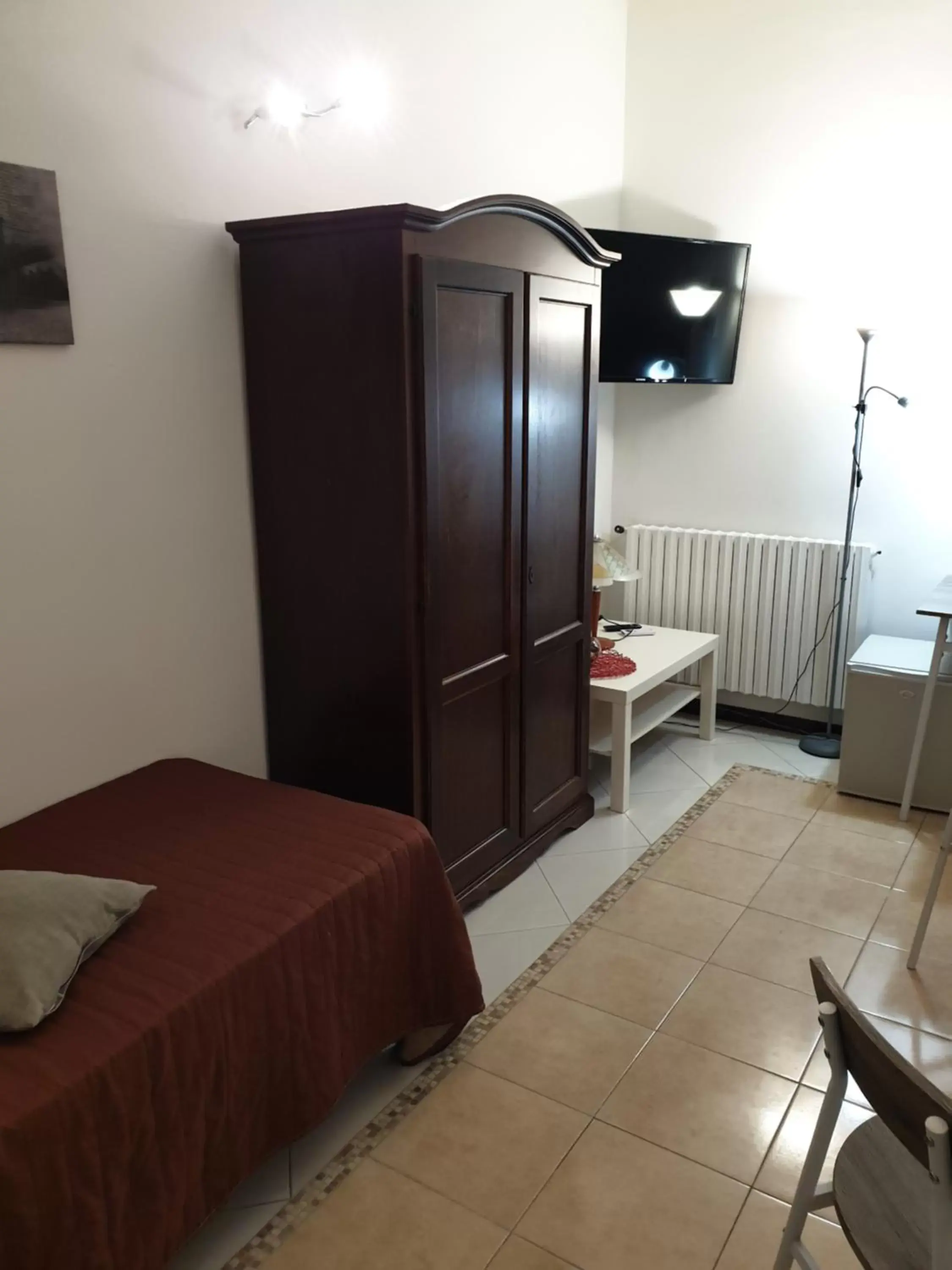 Photo of the whole room, Bed in Alba central City