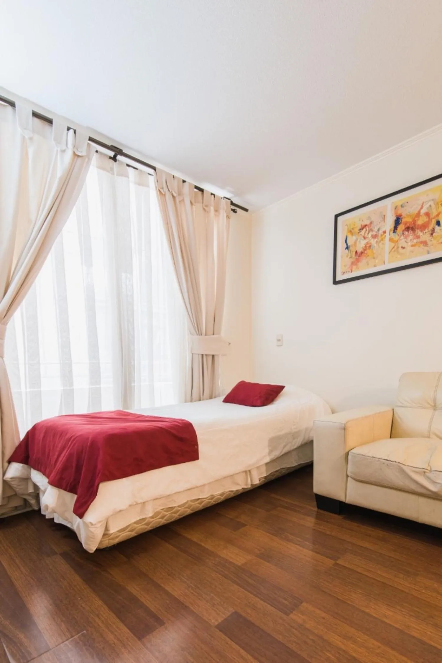 Photo of the whole room, Bed in VR Suite Santiago