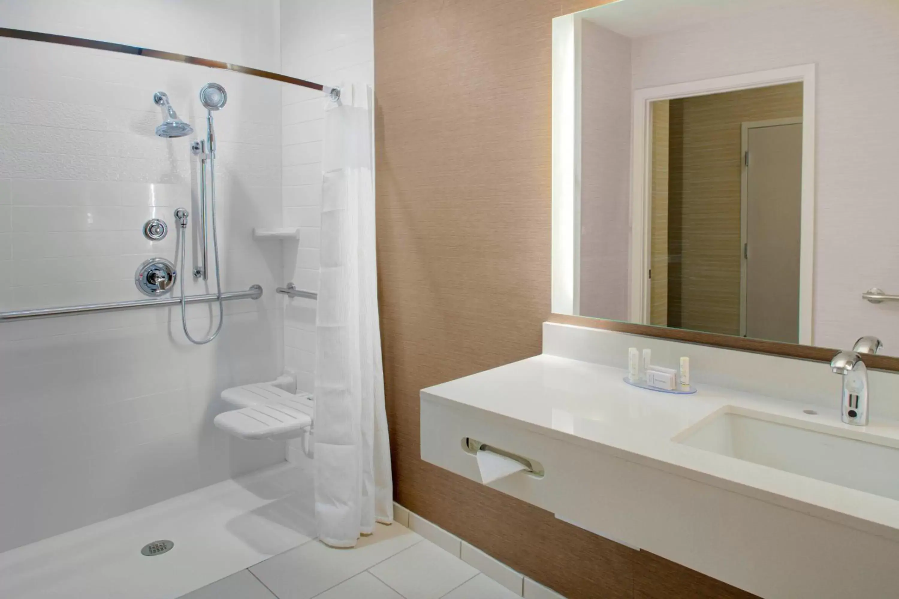 Bathroom in Fairfield Inn & Suites by Marriott Bakersfield North/Airport