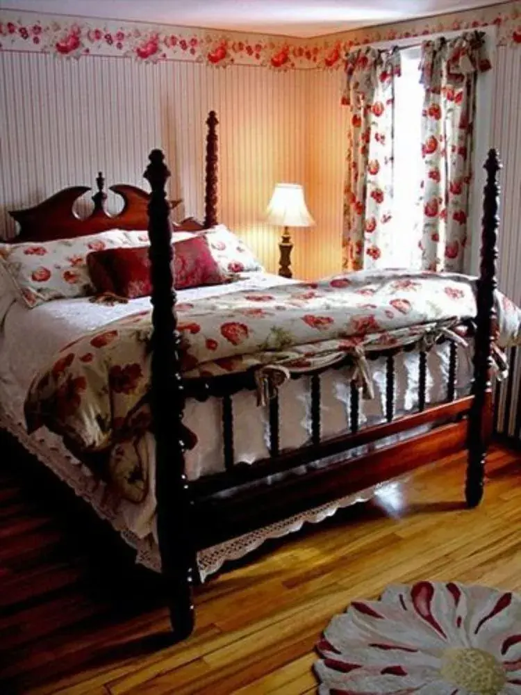 Bedroom, Bed in Monadnock Inn