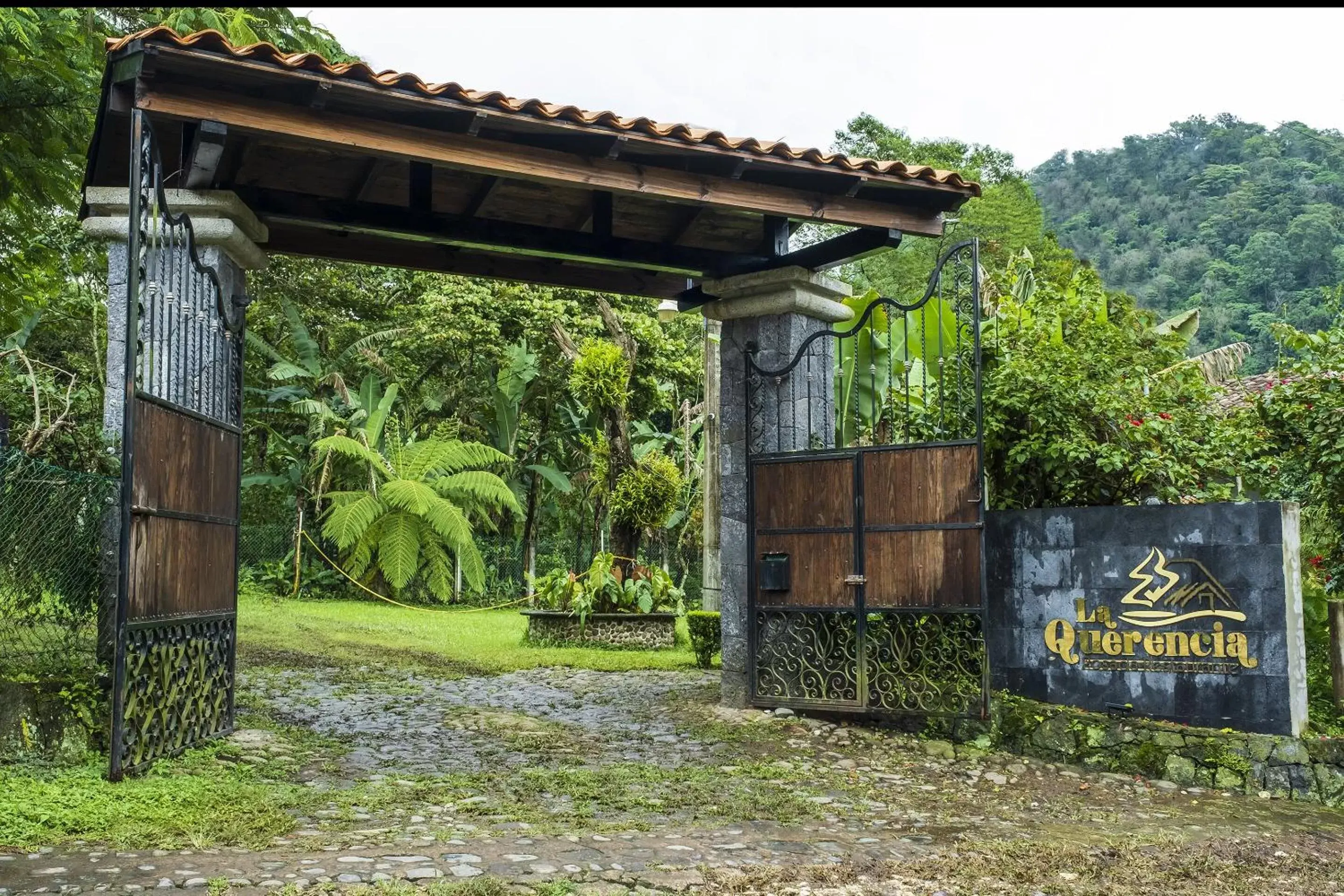 Facade/entrance, Garden in Posada La Querencia