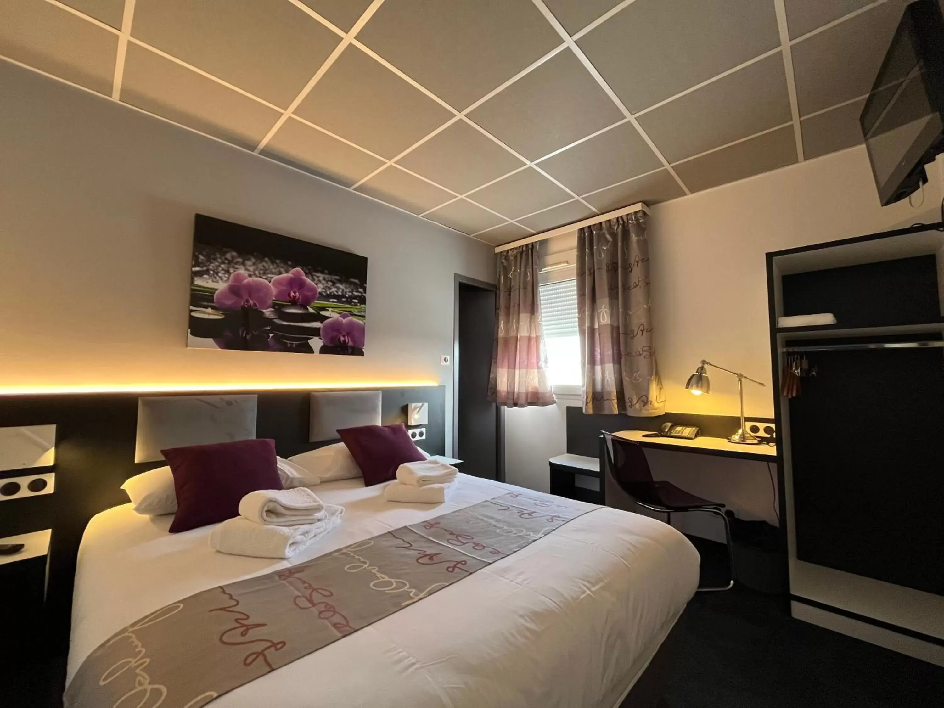 Photo of the whole room, Bed in BRIT HOTEL LE VESOUL