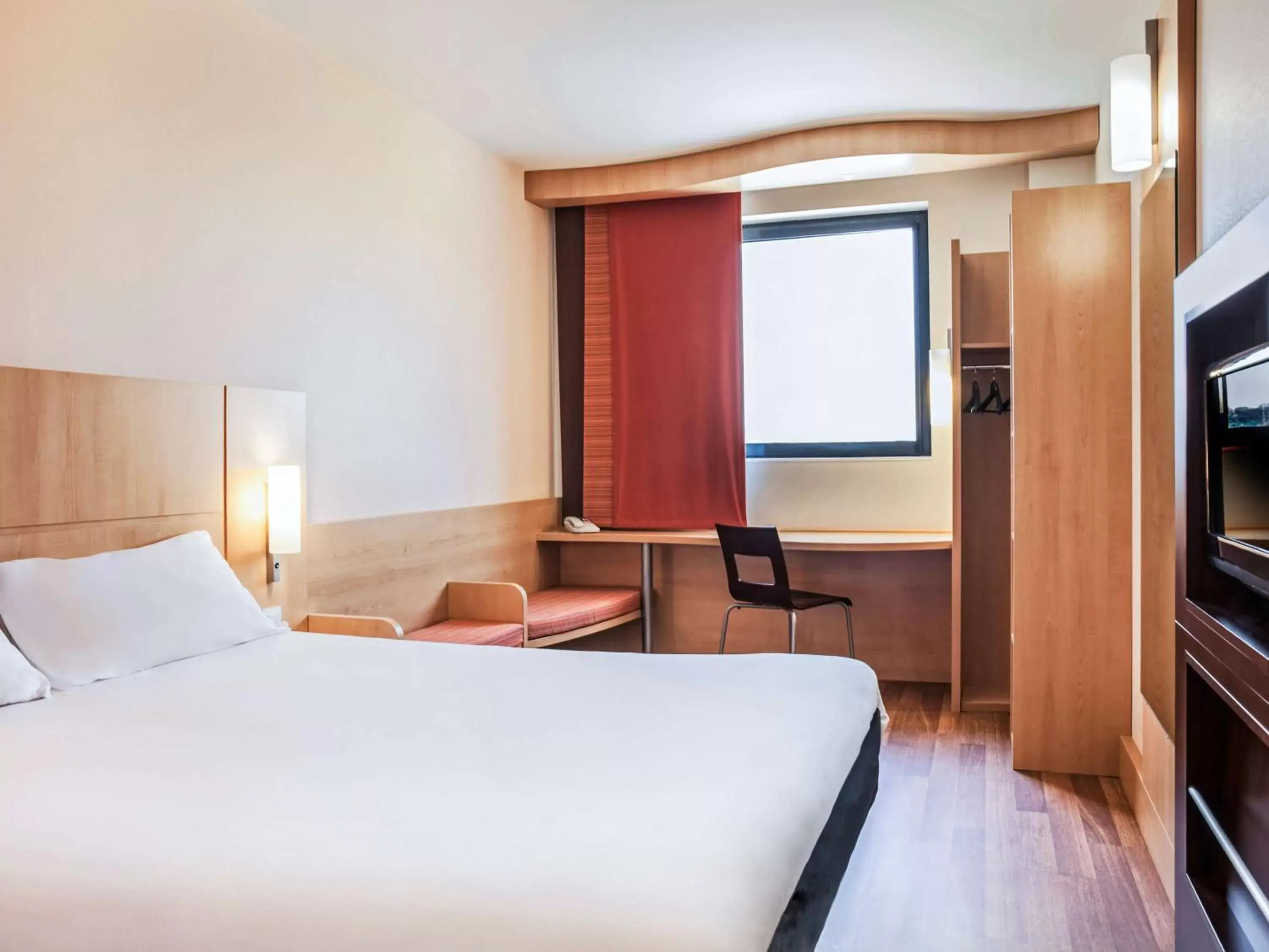 Photo of the whole room, Bed in Ibis Ripollet
