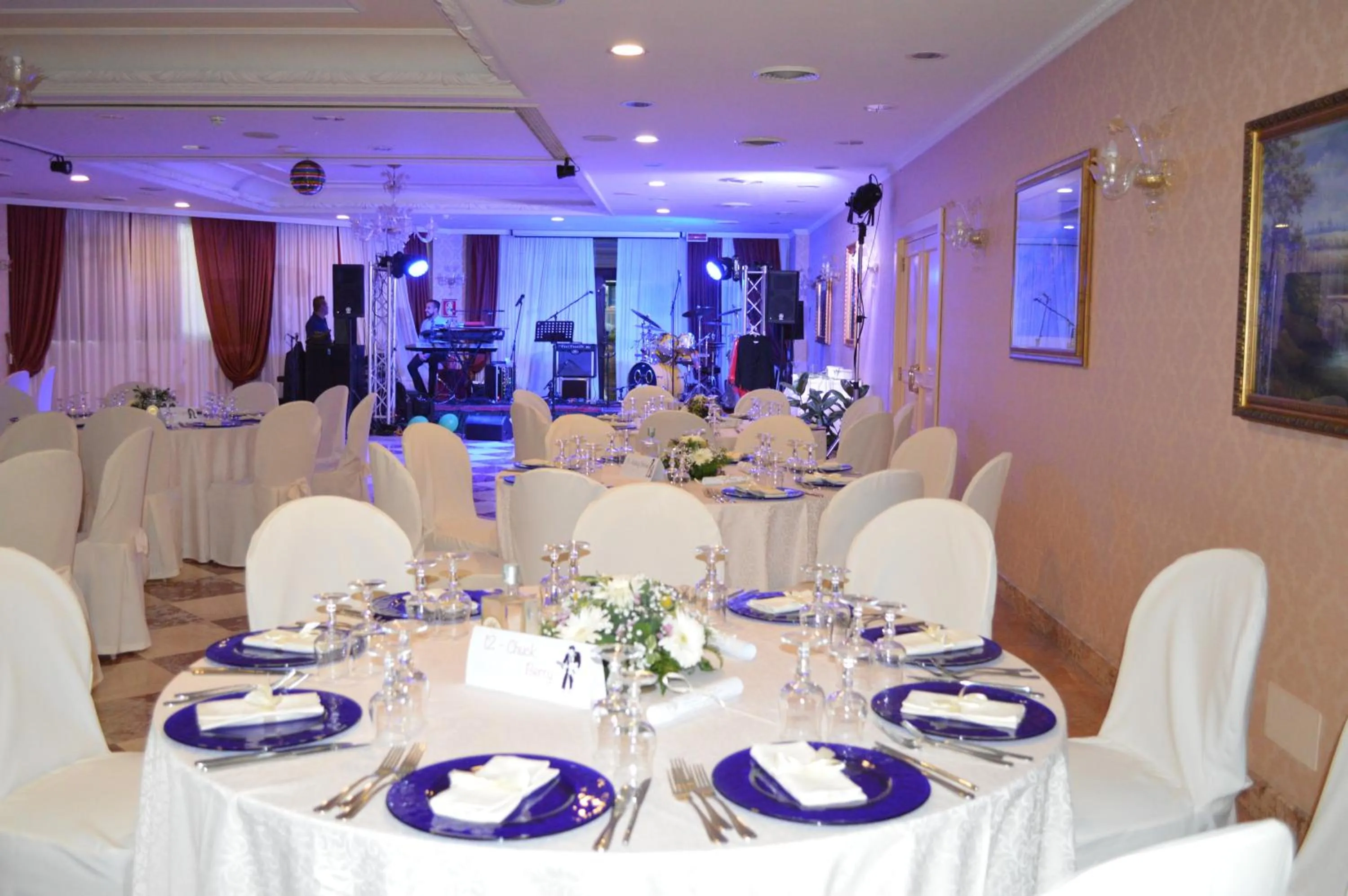 Restaurant/places to eat in Hotel Principe