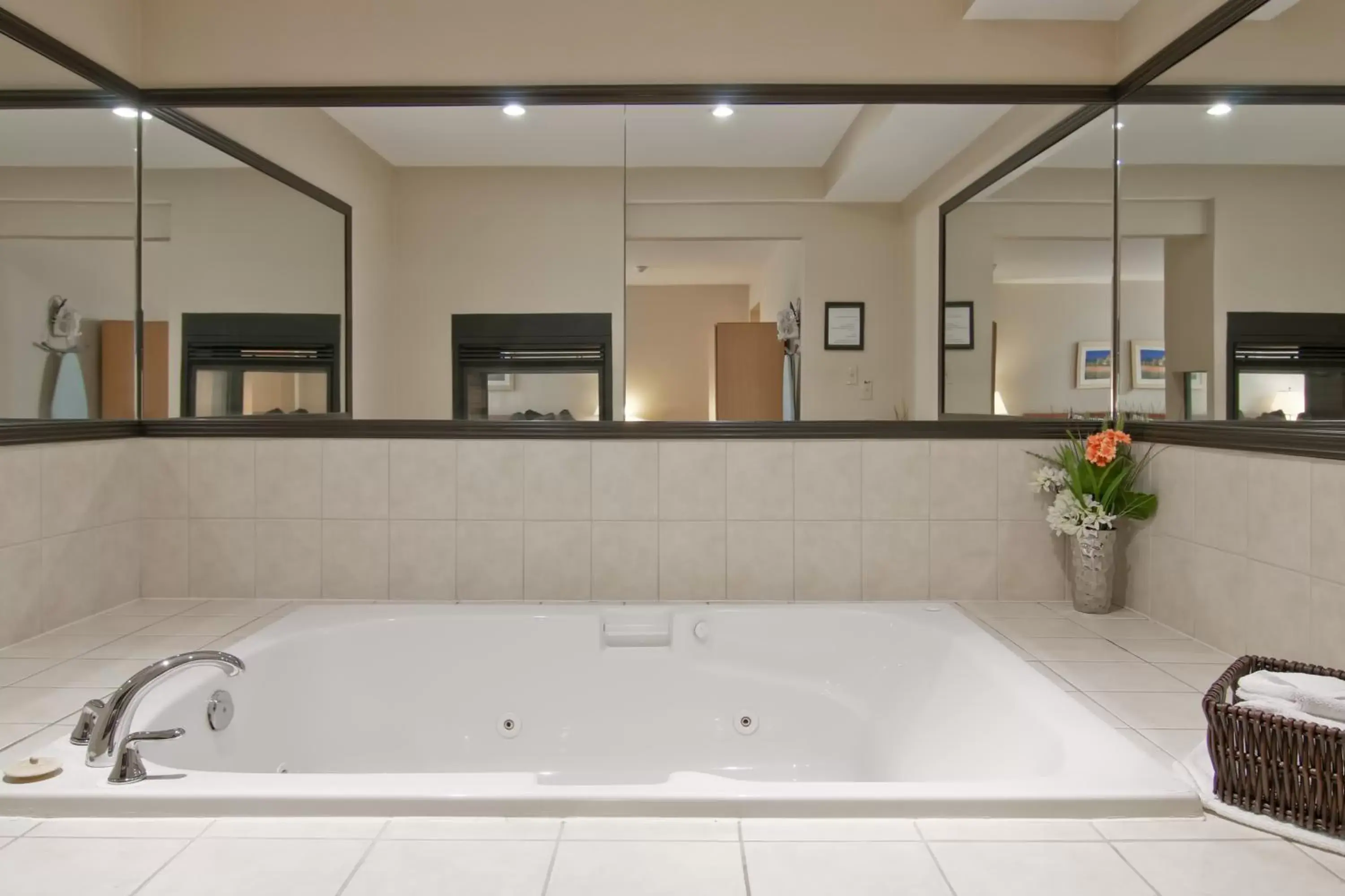 Hot Tub, Bathroom in Travelodge by Wyndham Trenton