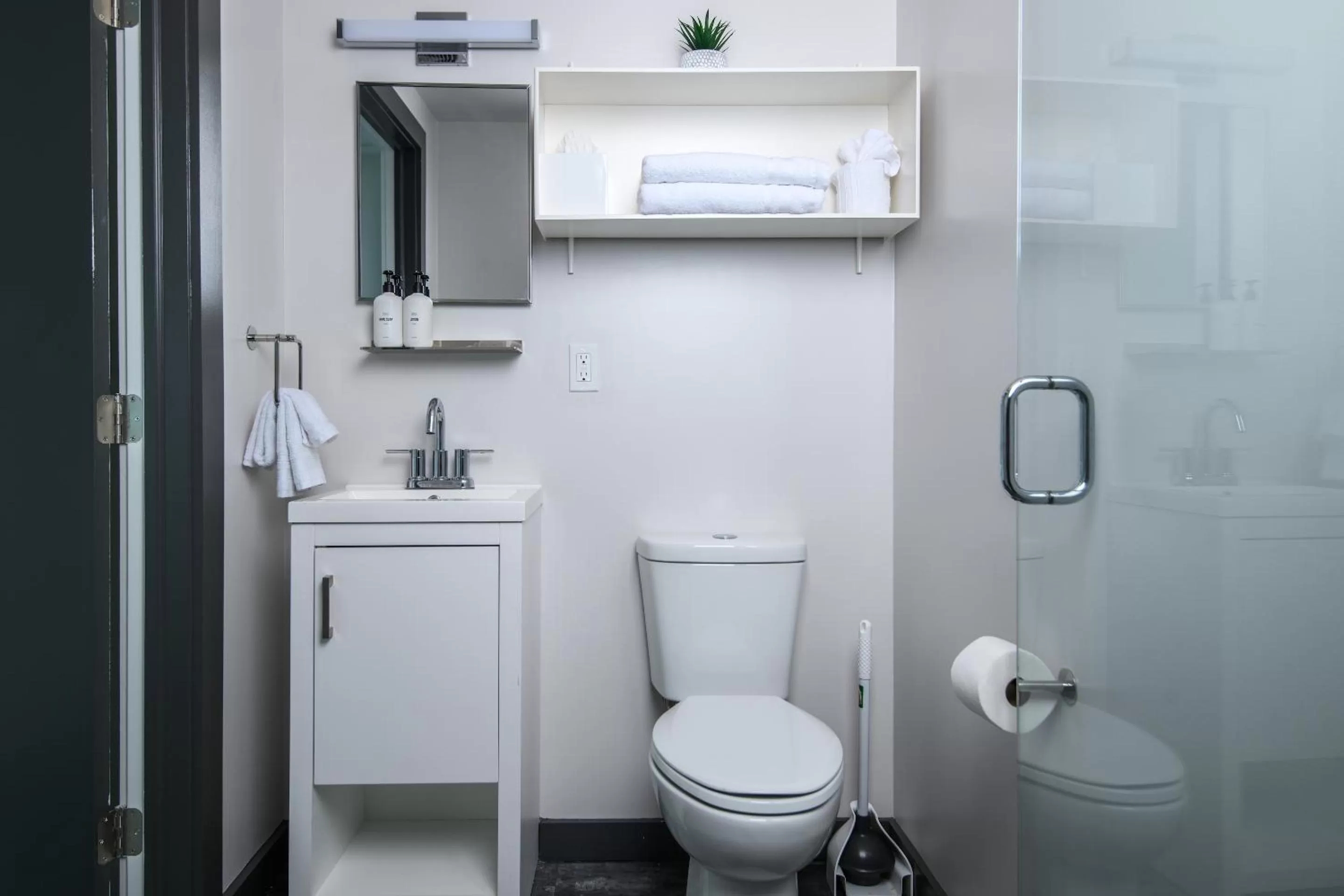 Toilet in Mint House Birmingham - Downtown