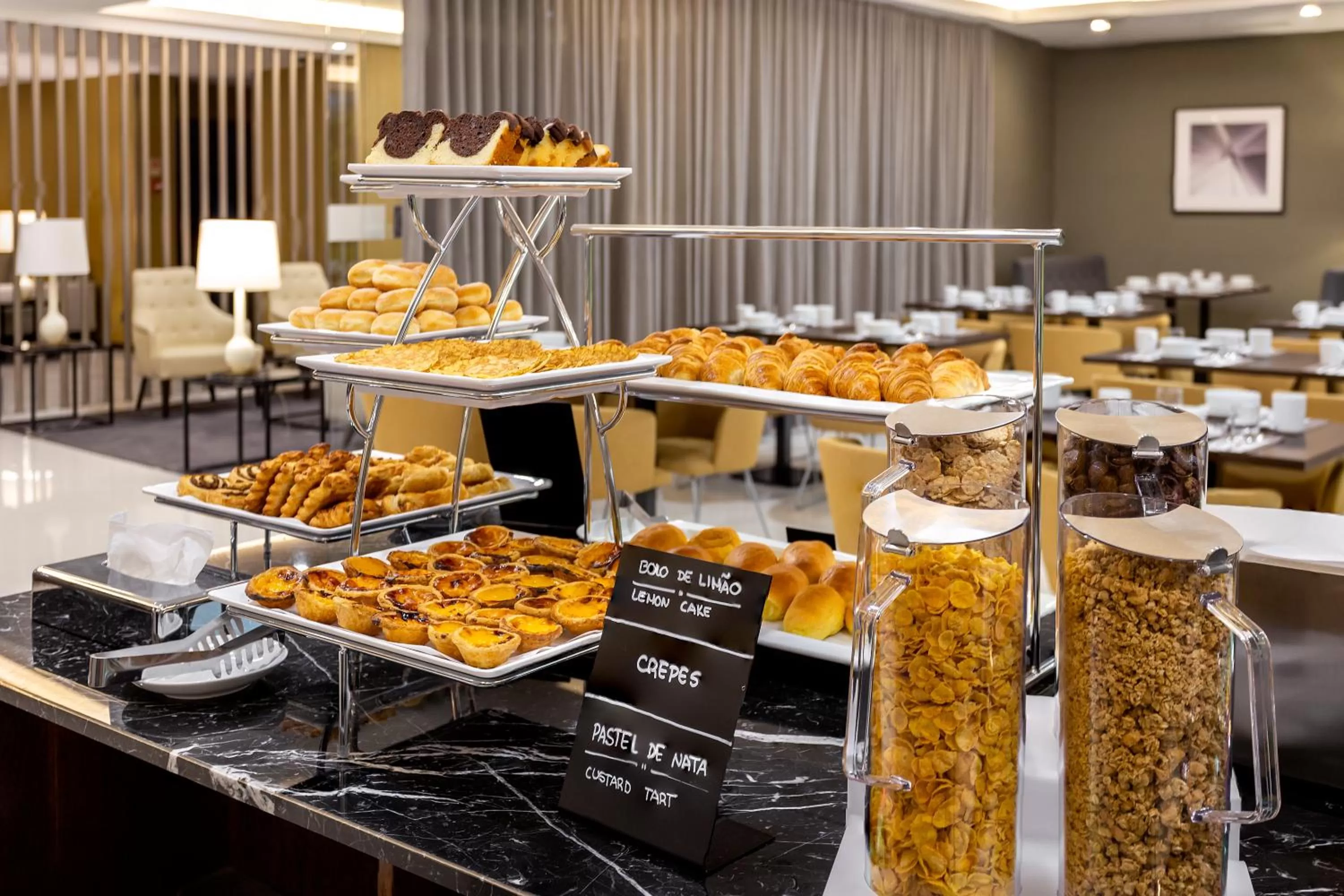 Breakfast in Empire Marquês Hotel