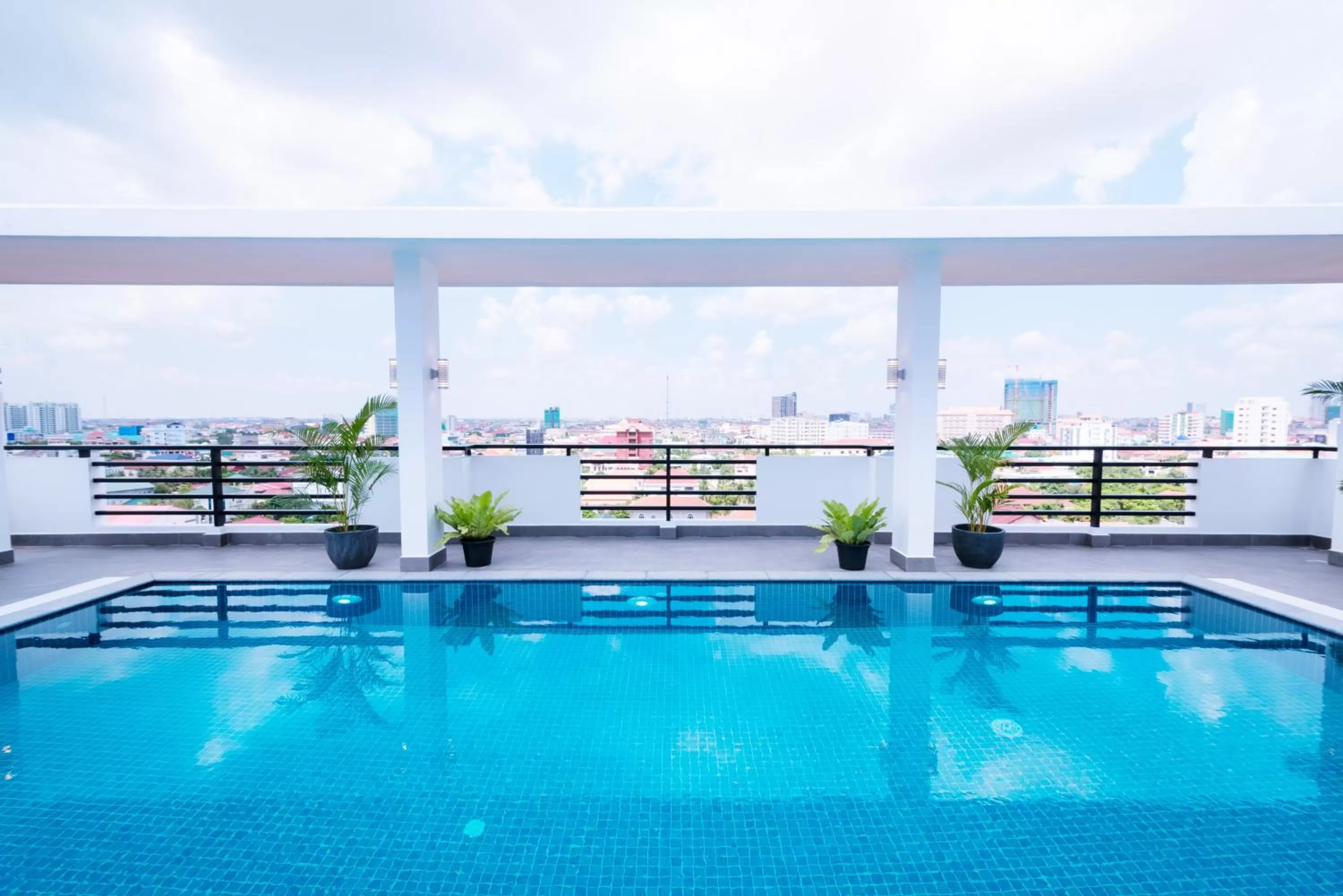 Swimming pool in Sun Apartment