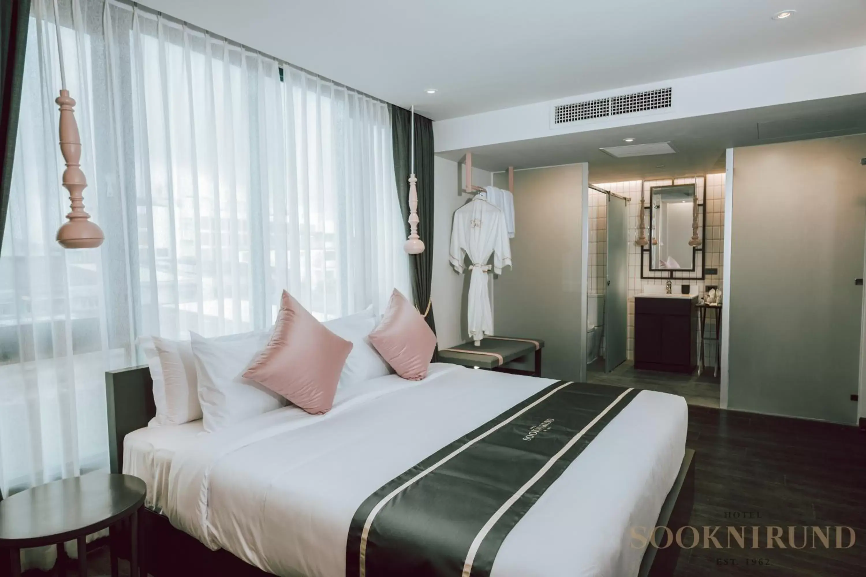 Shower, Bed in SOOKNIRUND HOTEL Shower, Bed in SOOKNIRUND HOTEL