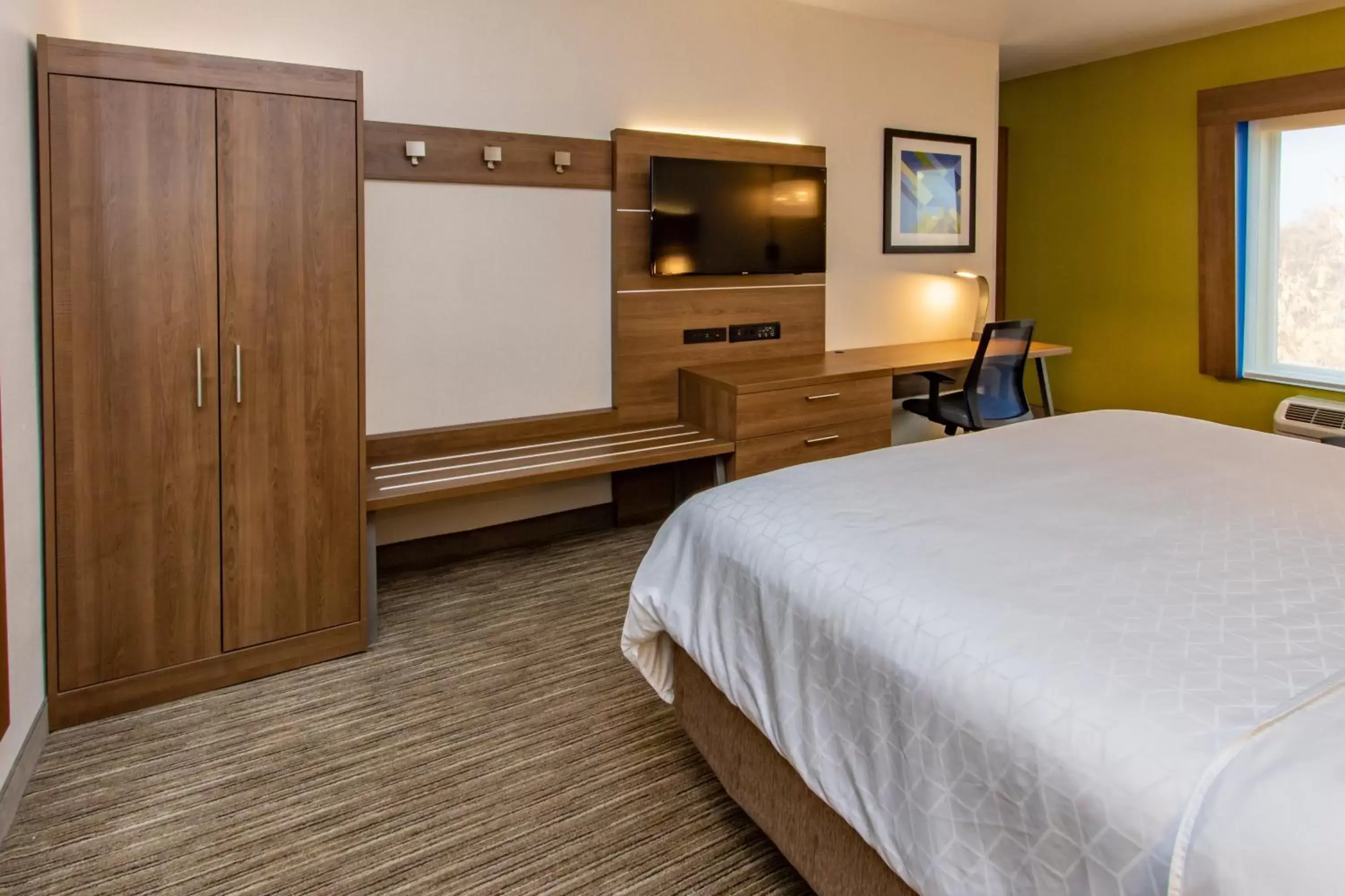 Bedroom, Bed in Holiday Inn Express Hotel & Suites Roseville - Galleria Area, an IHG Hotel