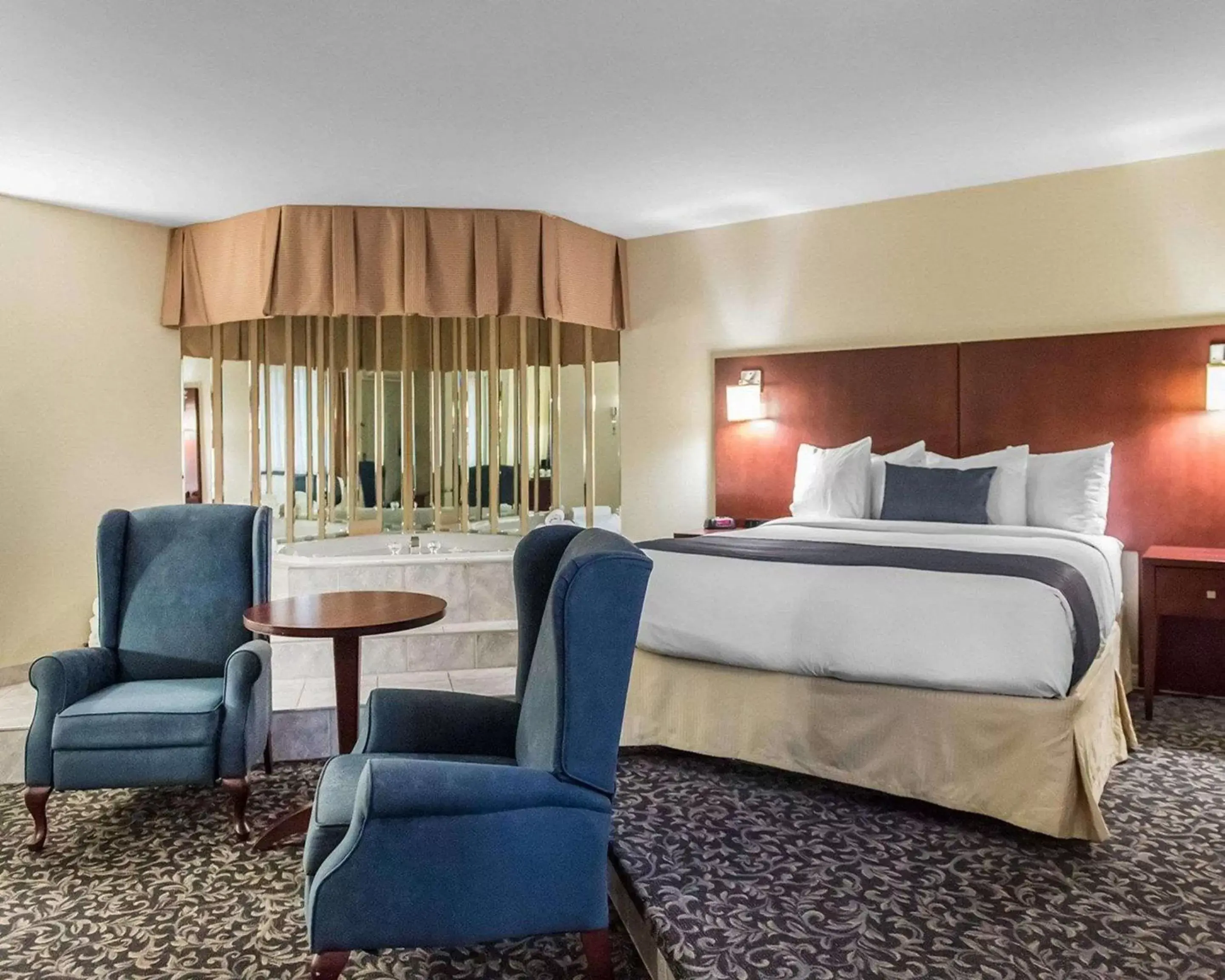 Photo of the whole room, Bed in Quality Inn Mont-Laurier Photo of the whole room, Bed in Quality Inn Mont-Laurier