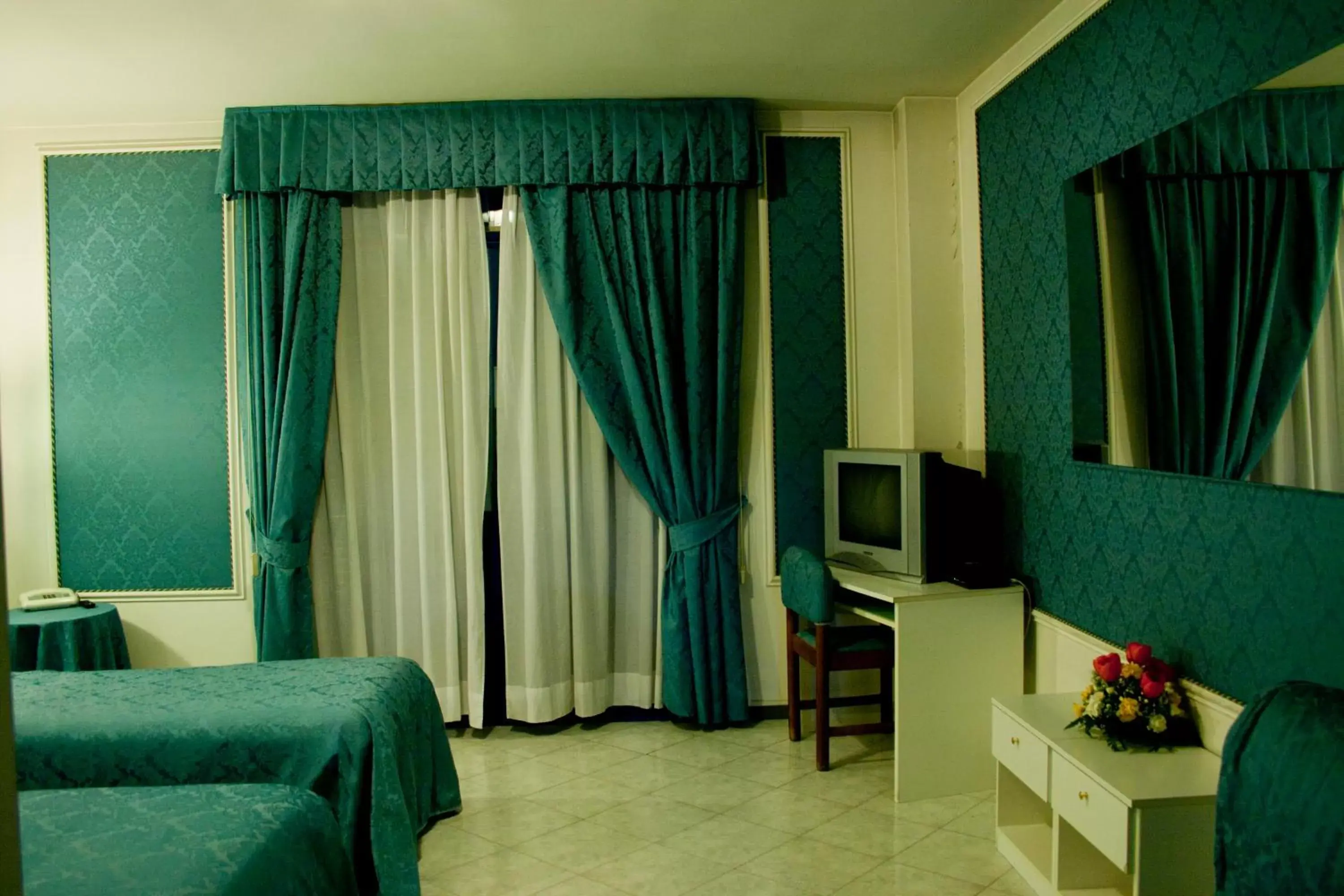Bed, TV/Entertainment Center in Hotel Michelangelo