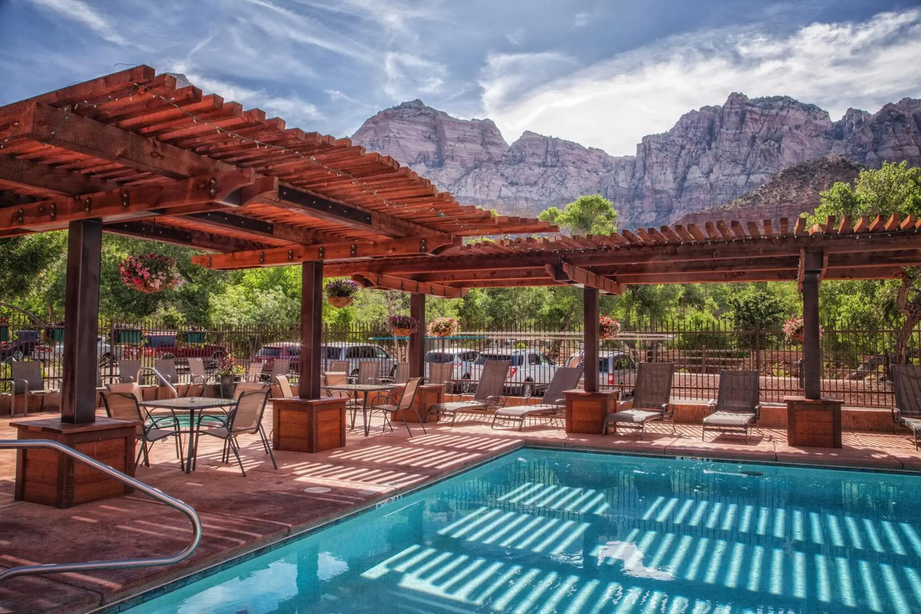 Hot Tub, Swimming Pool in Cable Mountain Lodge