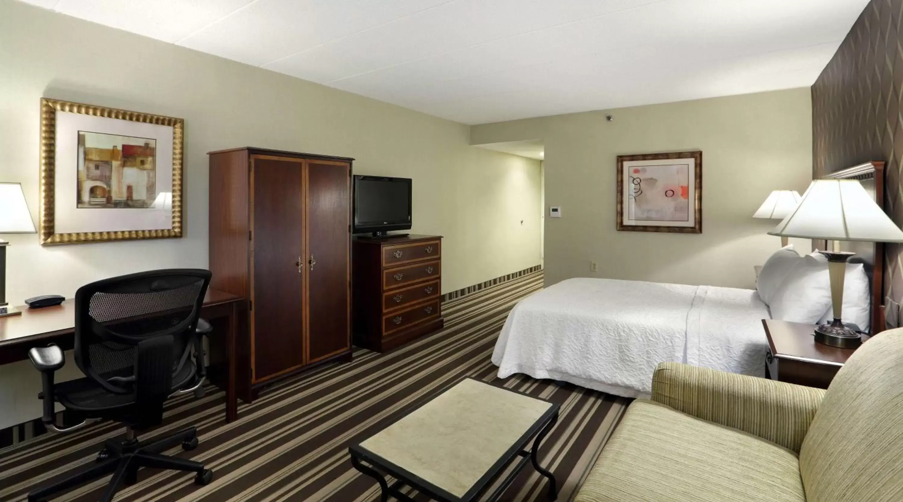 Photo of the whole room, Bed in Hampton Inn Boston-Natick Photo of the whole room, Bed in Hampton Inn Boston-Natick