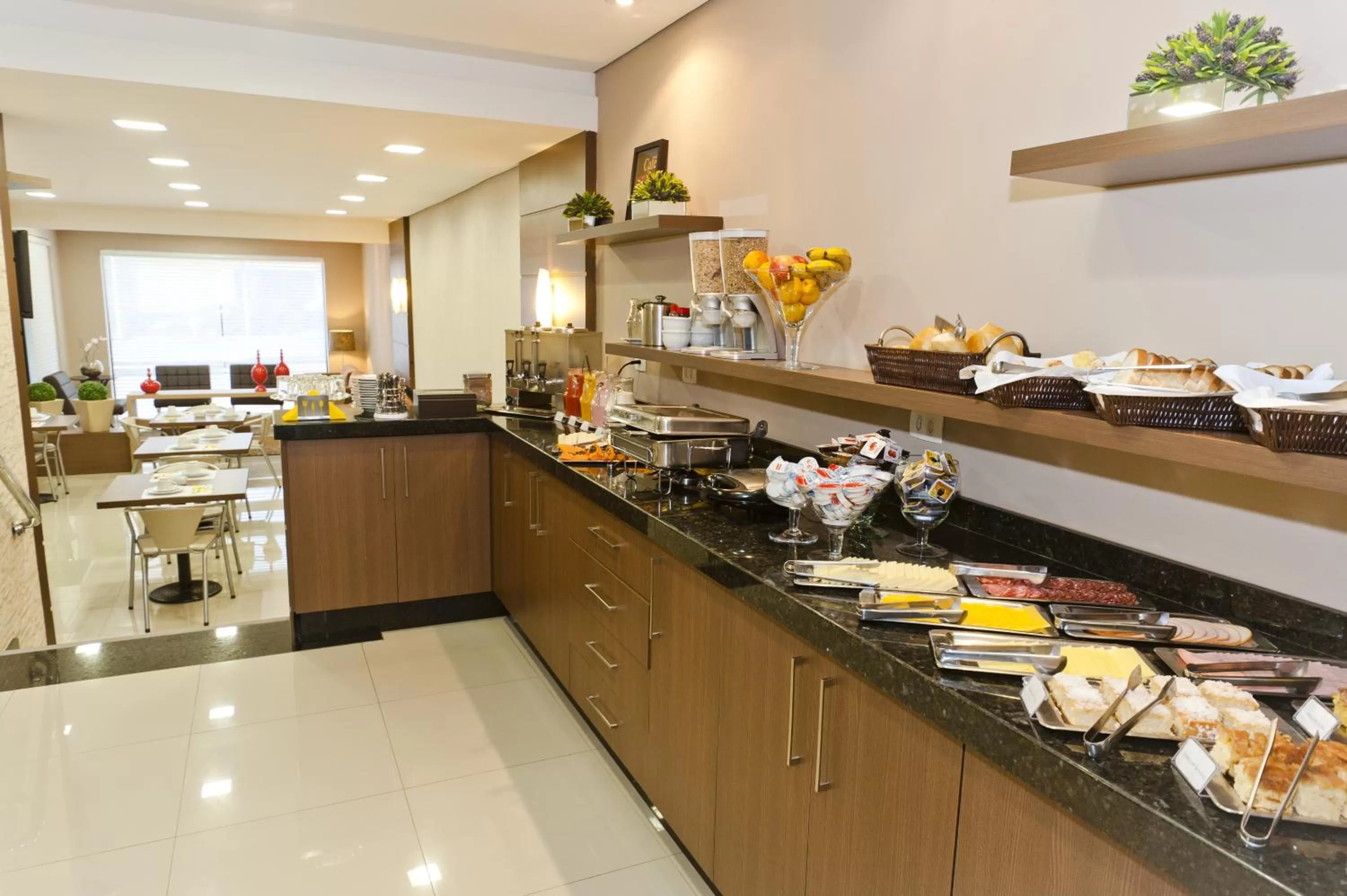 Restaurant/places to eat in Hotel Sol By MRHotelaria