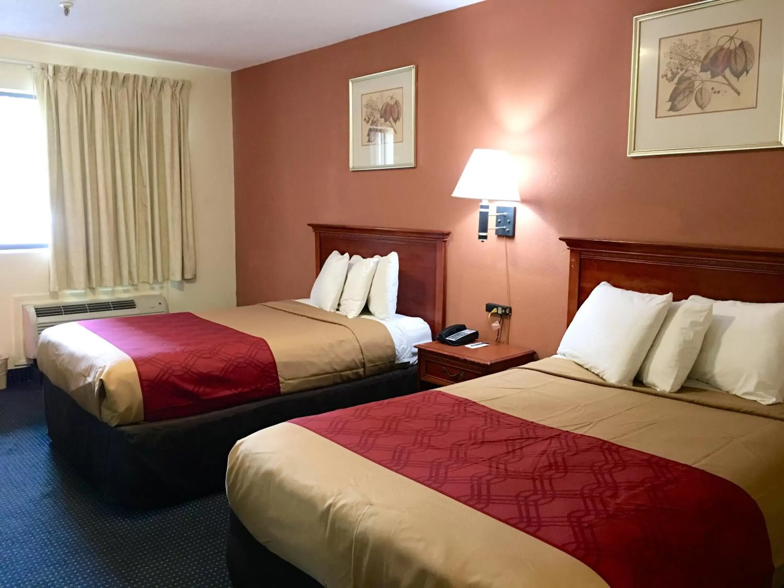 Bedroom, Bed in Red Carpet Inn Norwalk
