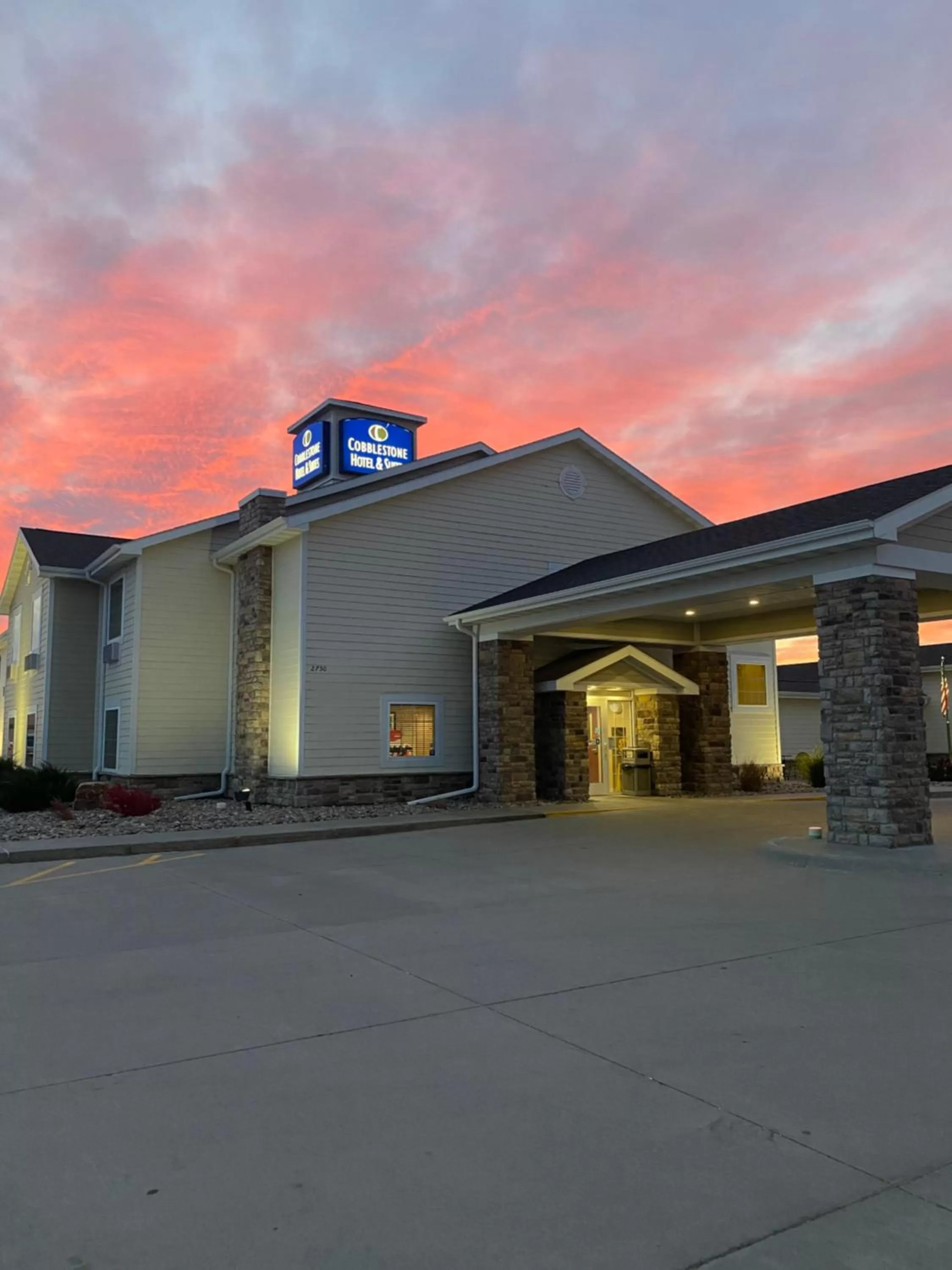 Property building in Cobblestone Hotel & Suites - Broken Bow