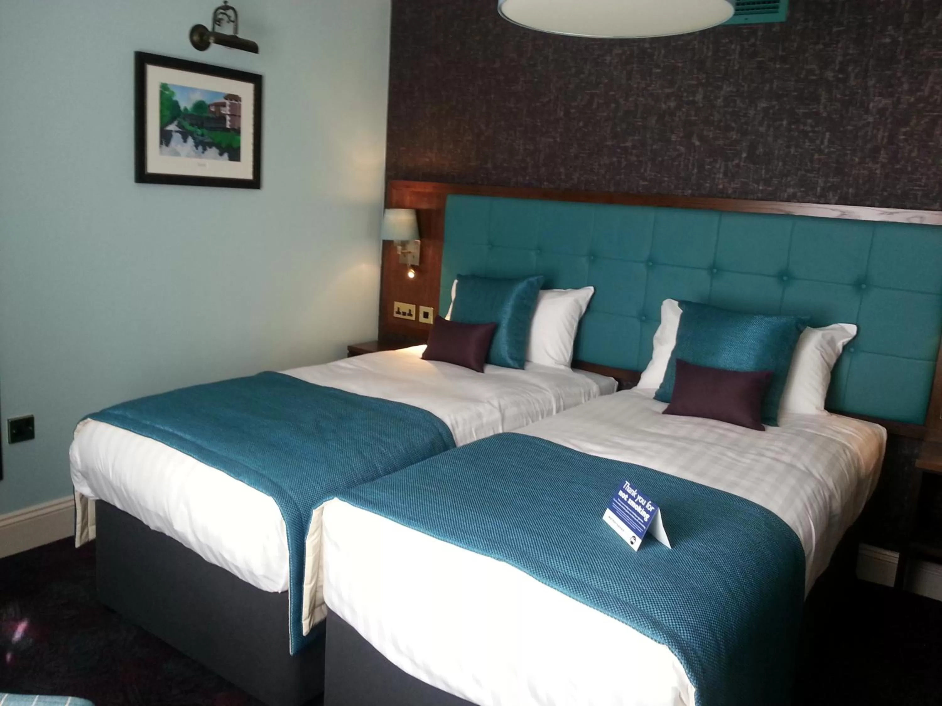 Shower, Bed in The Queen's Head Wetherspoon