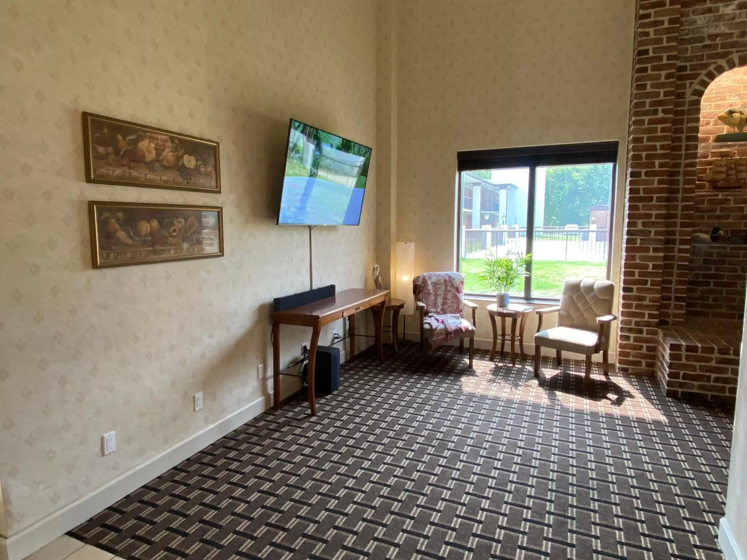 Communal lounge/ TV room, TV/Entertainment Center in Onley Inn