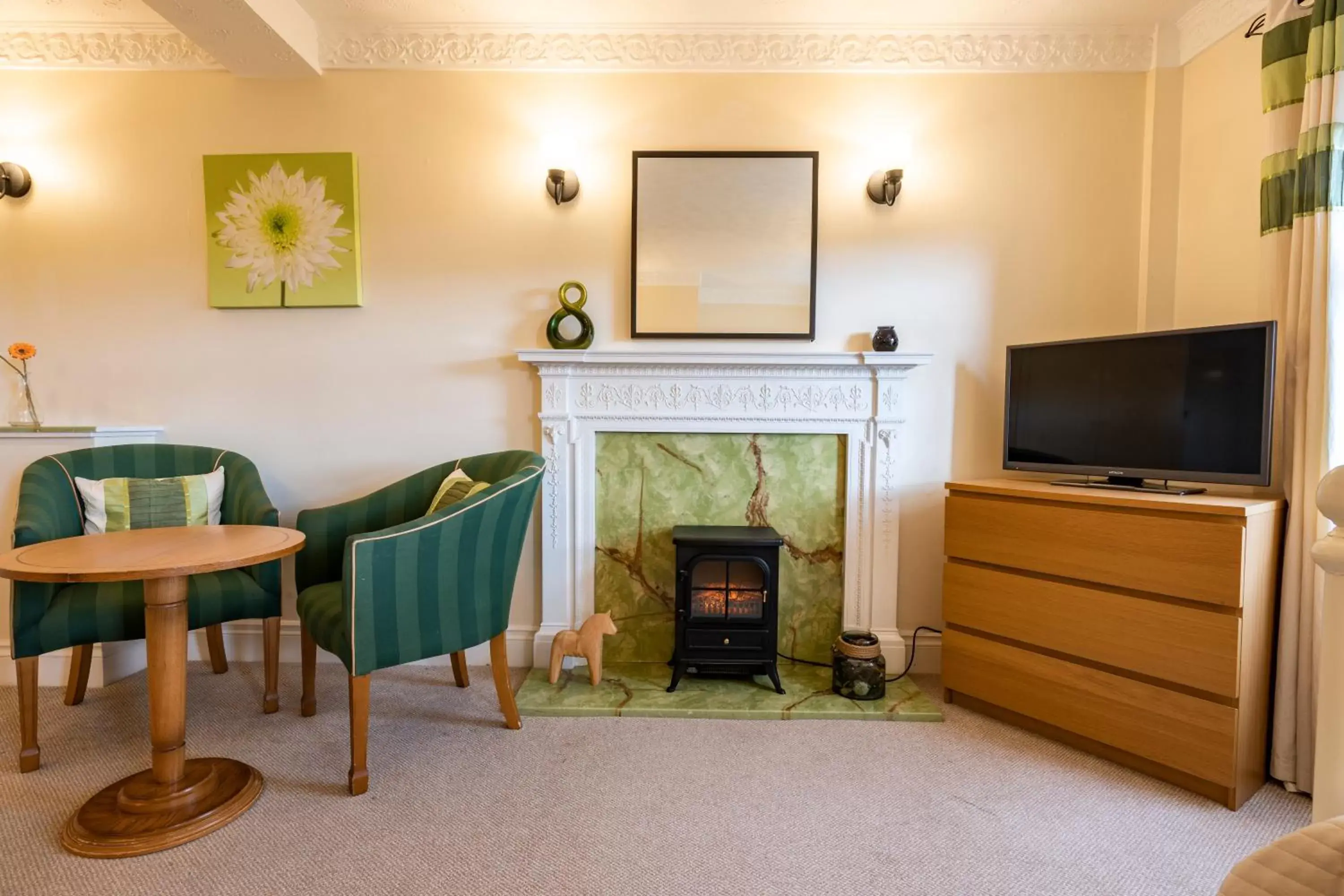 Bedroom, TV/Entertainment Center in Swan Hotel