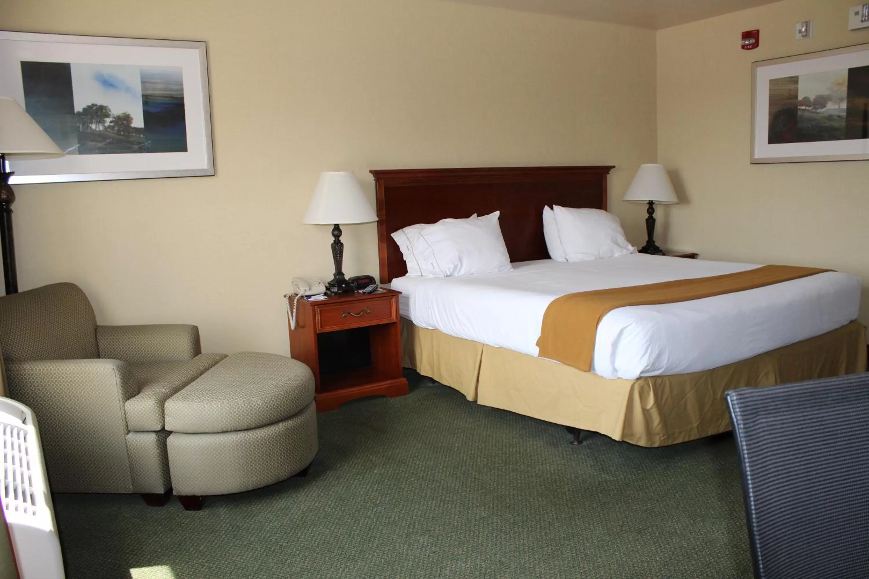 Bed in Holiday Inn Express Tehachapi by IHG