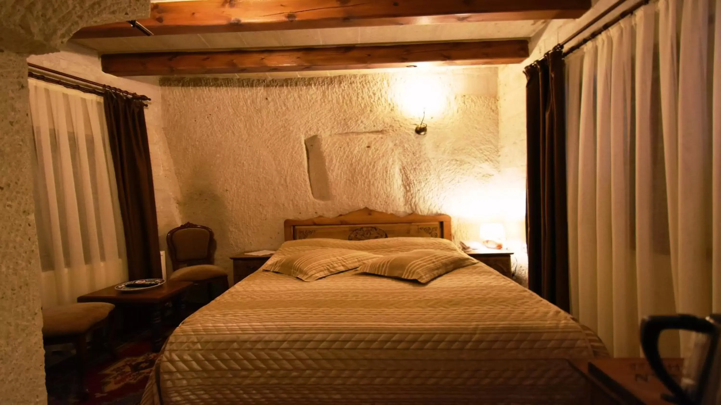 Bed in Harman Cave Hotel