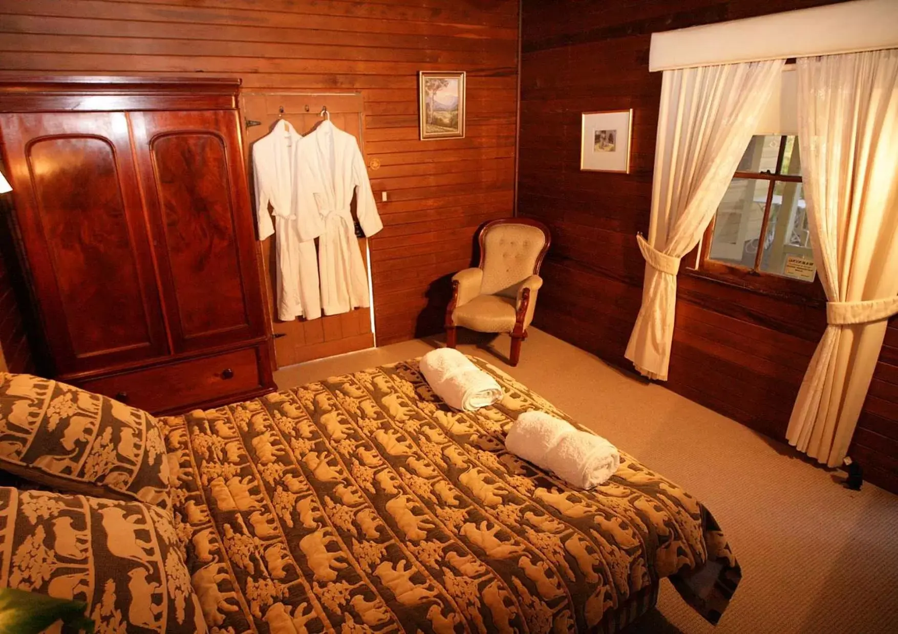 Bedroom, Bed in Hermitage Cottage