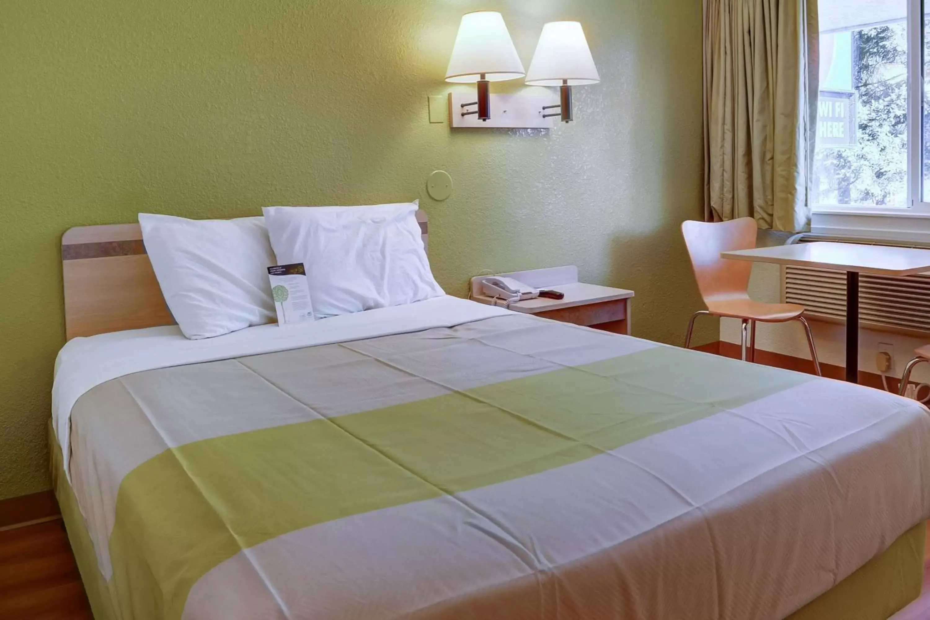 TV and multimedia, Bed in Motel 6-Eugene, OR - South Springfield TV and multimedia, Bed in Motel 6-Eugene, OR - South Springfield