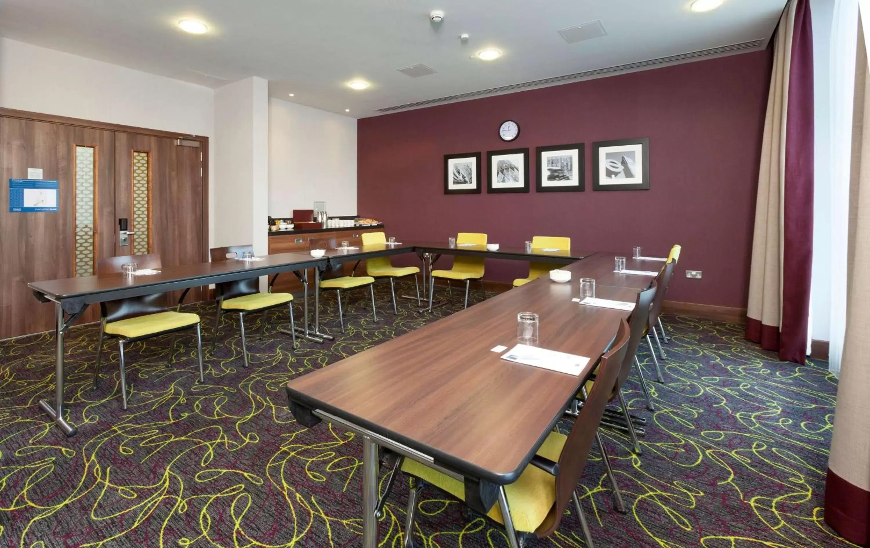 Meeting/conference room, Restaurant/Places to Eat in Hampton by Hilton Luton Airport