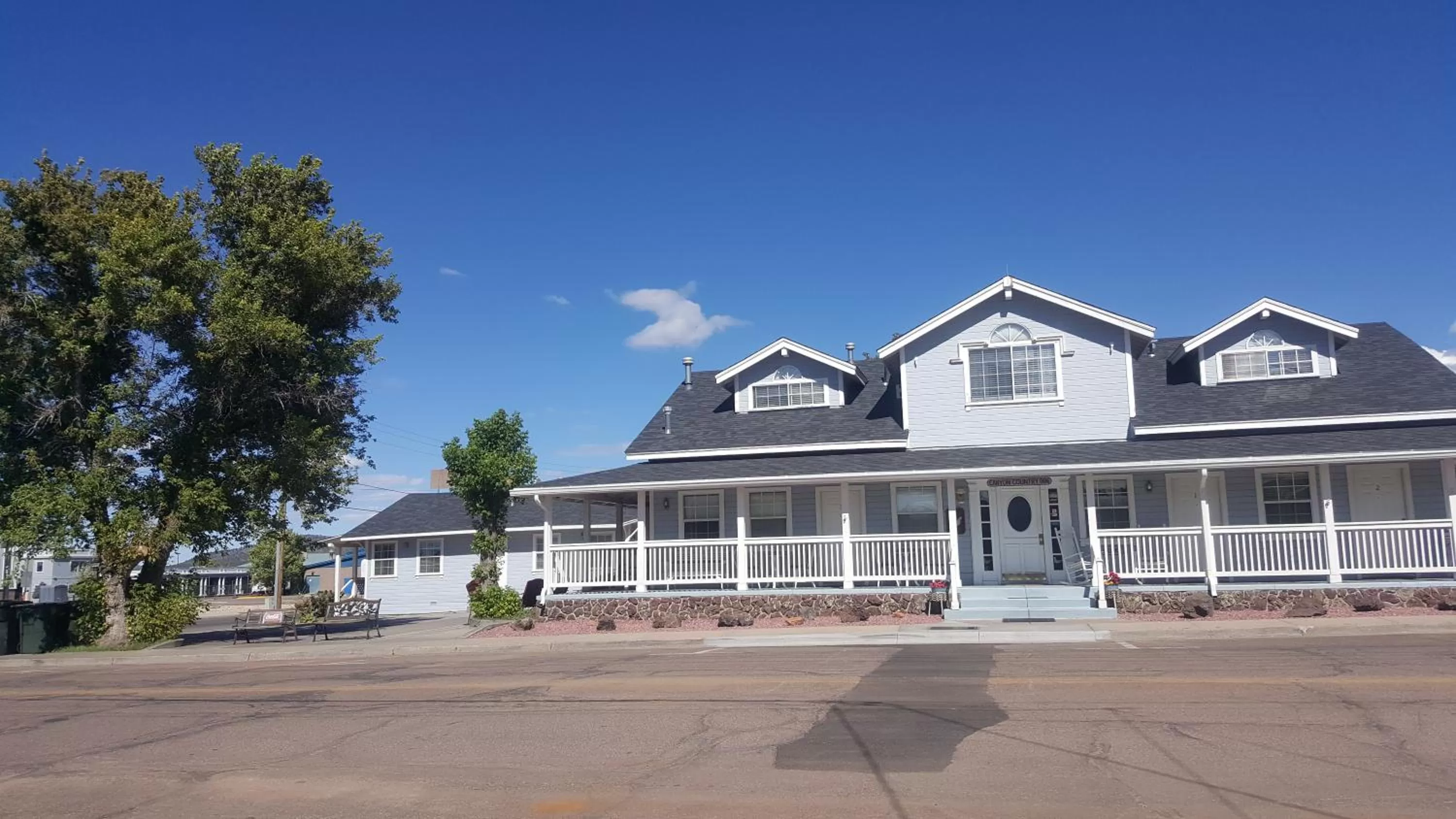 Facade/entrance in Canyon Country Inn