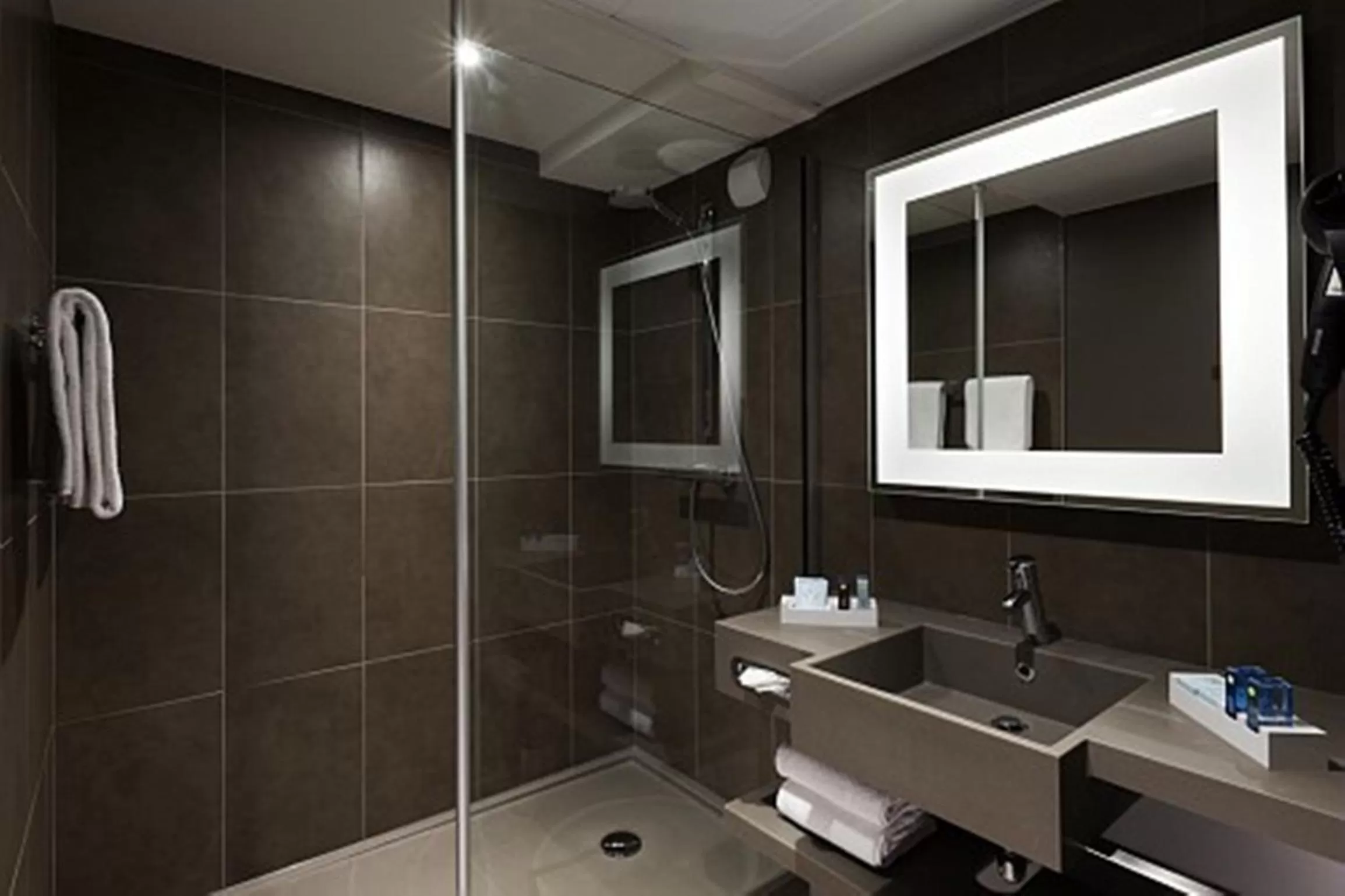Bathroom in Novotel Saint-Quentin en Yvelines