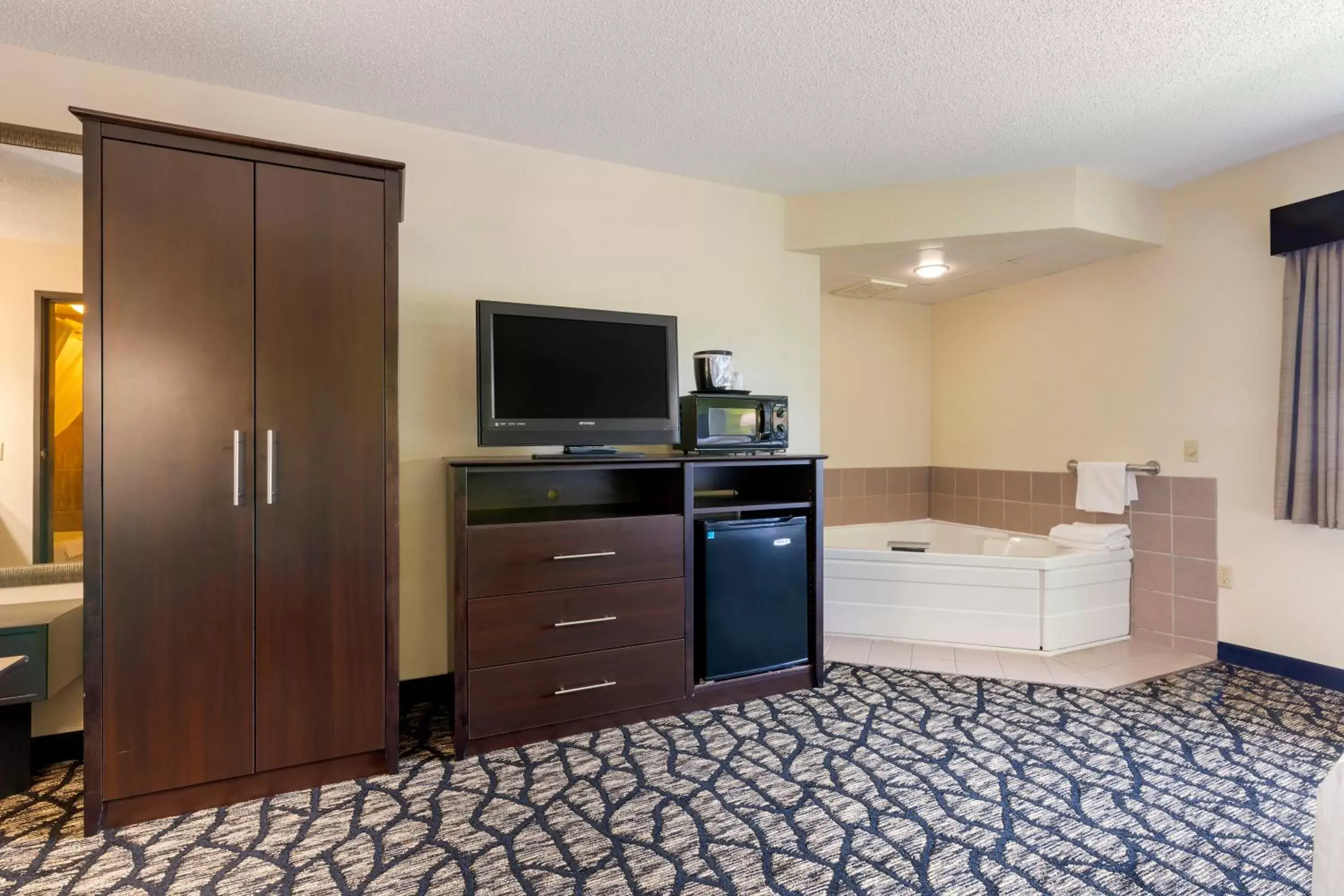 TV/Entertainment Center in Quality Inn